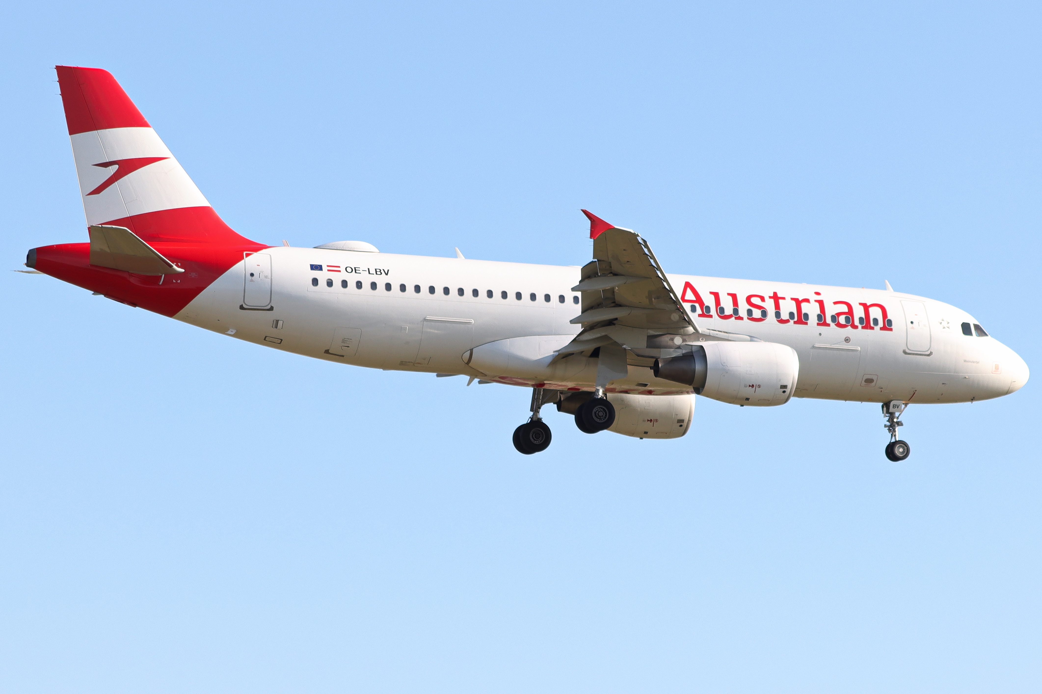 Full size: Austrian Airlines Airbus A320 OE-LBV at London Heathrow International Airport