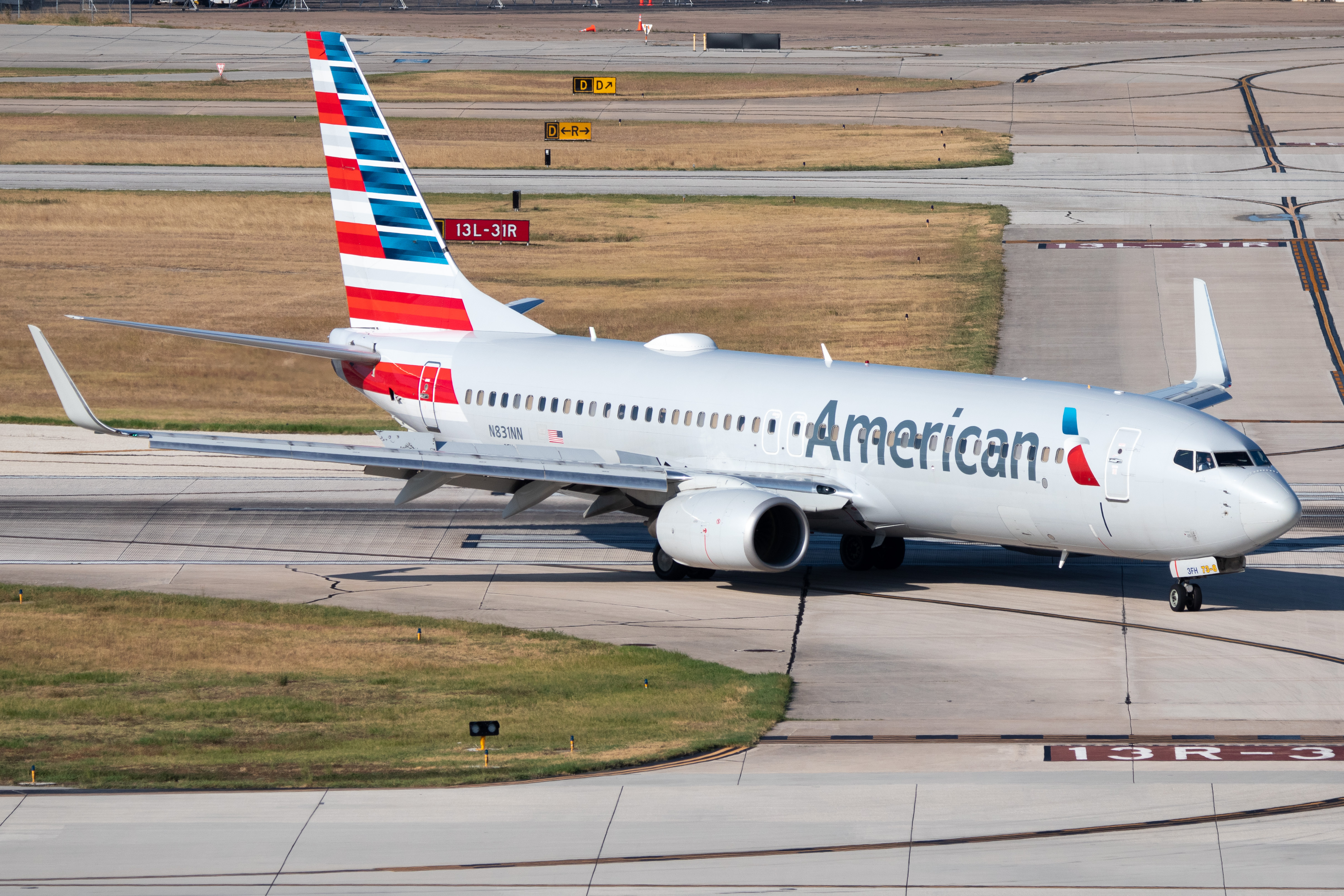 Full size: American Airlines Boeing 737-800 N831NN at San Antonio International Airport