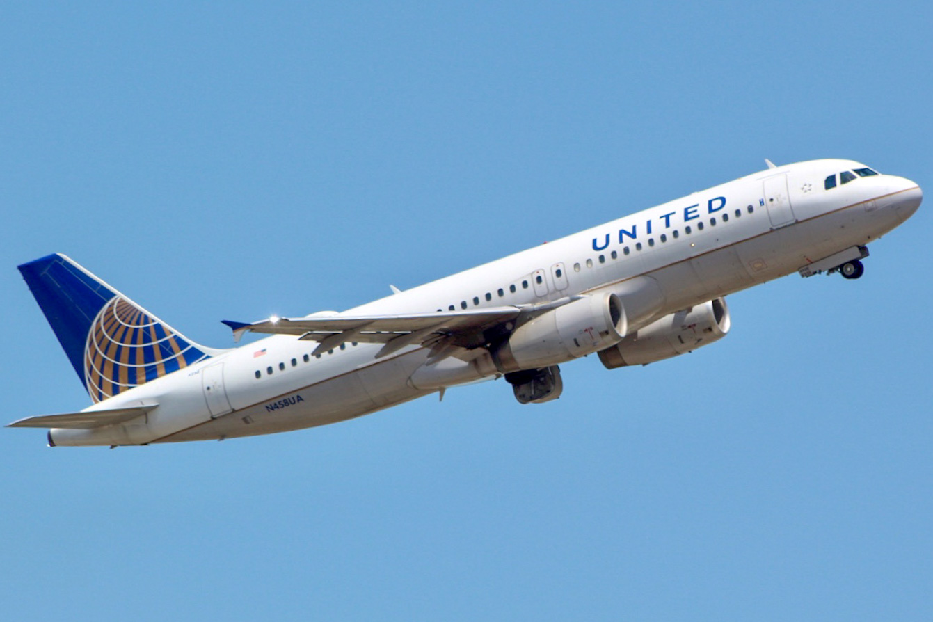 Full size: United Airlines Airbus A320-200 N458UA at Orlando International Airport
