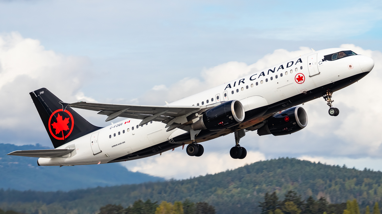 Full size: Air Canada Airbus A320 C-FZQS at Victoria International Airport