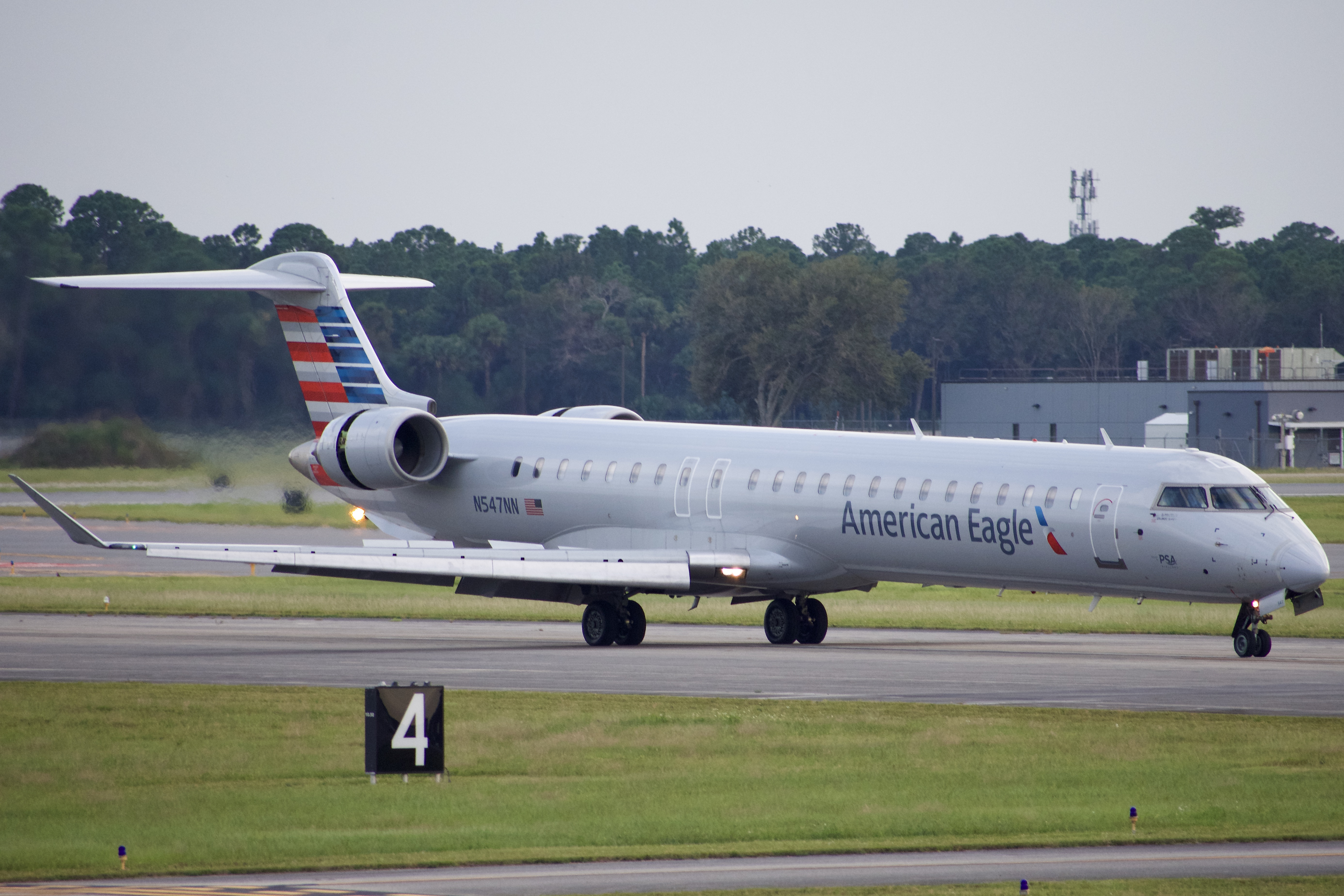 Full size: American Eagle Mitsubishi CRJ-900 N547NN at Daytona Beach International Airport