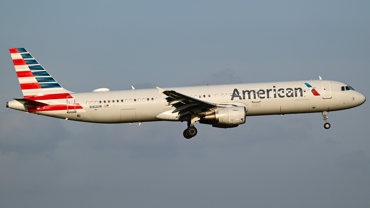 Full size: American Airlines Airbus A321-200 N182UW at Dallas-Fort Worth International Airport