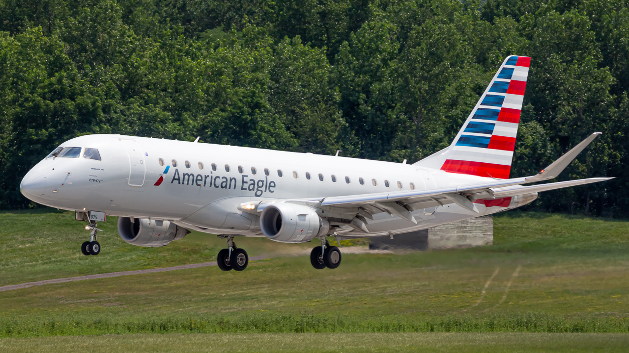 Full size: American Eagle Embraer E175 N116HQ at John Glenn Columbus International Airport