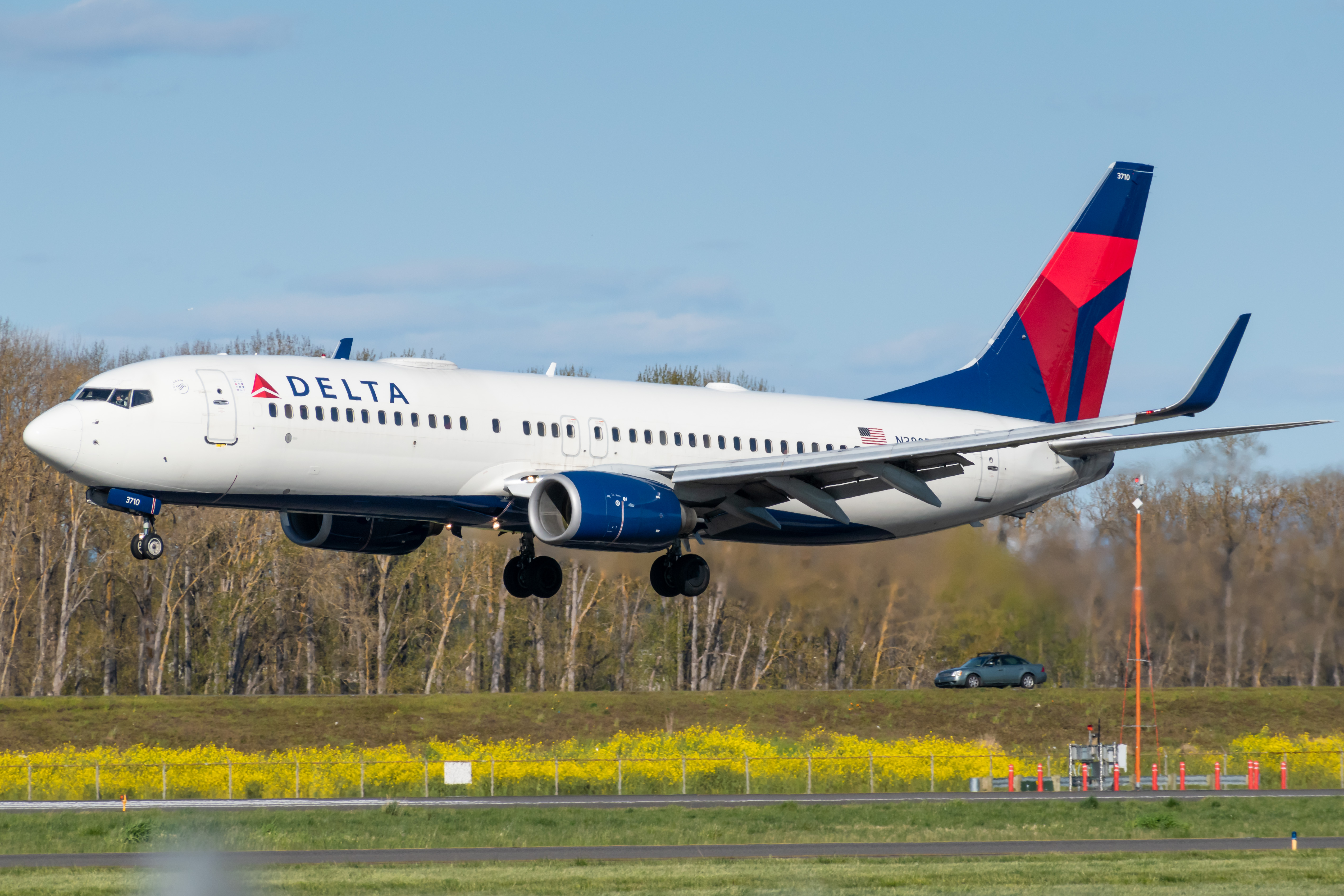 Full size: Delta Airlines Boeing 737-800 N371DA at Portland International Airport