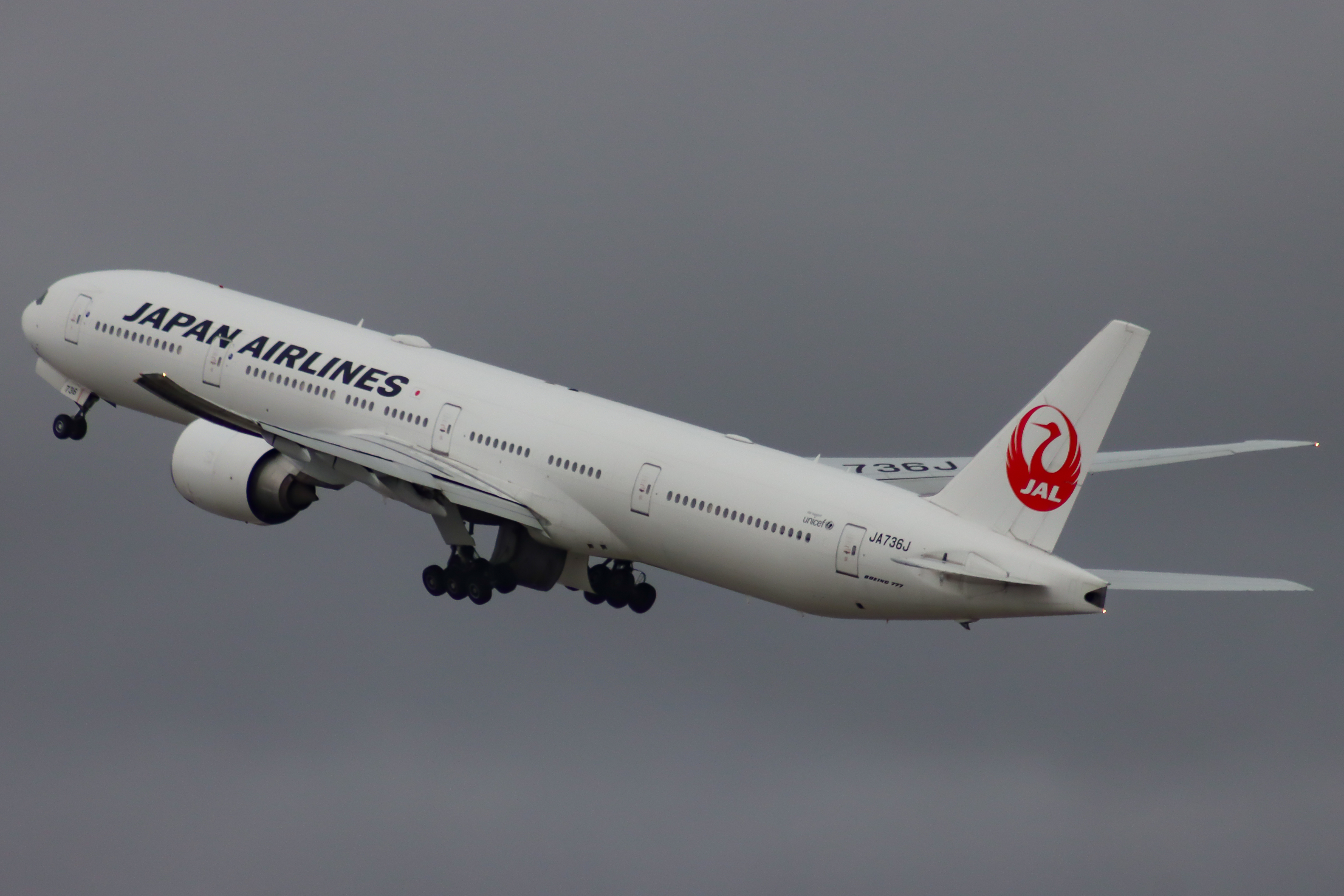 Full size: Japan Airlines Boeing 777-300ER JA736J at San Francisco International Airport