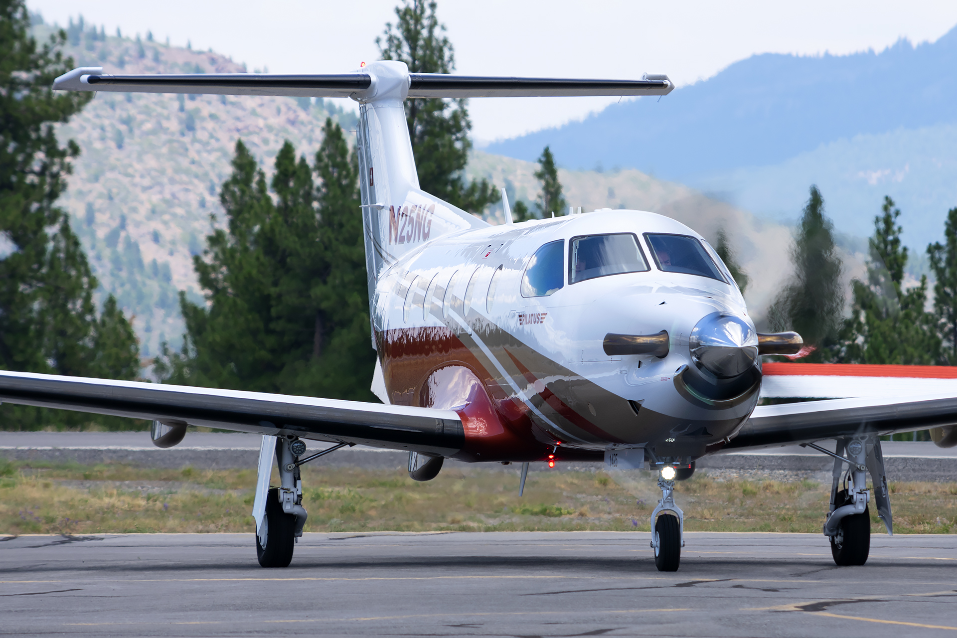 Full size: PRIVATE Pilatus PC-12 N25NG at Truckee-Tahoe Airport