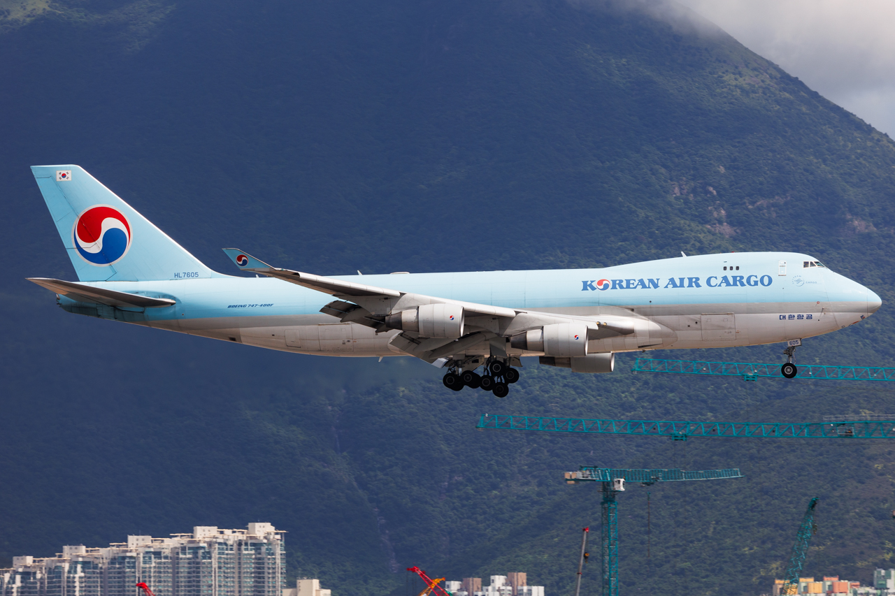 Full size: Korean Air Cargo Boeing 747-400F HL7605 at Hong Kong International Airport