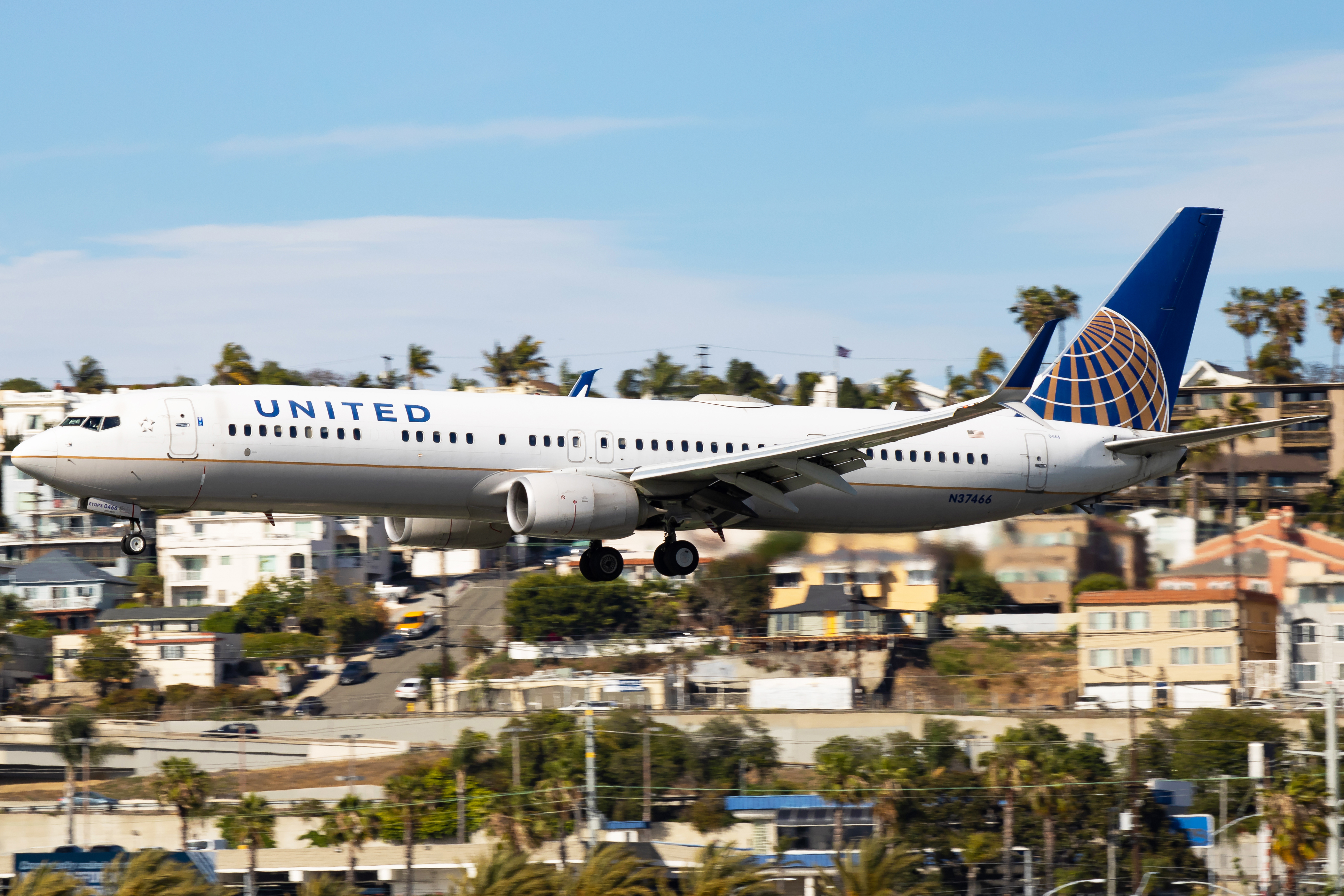 Full size: United Airlines Boeing 737-900ER N37466 at San Diego International Airport