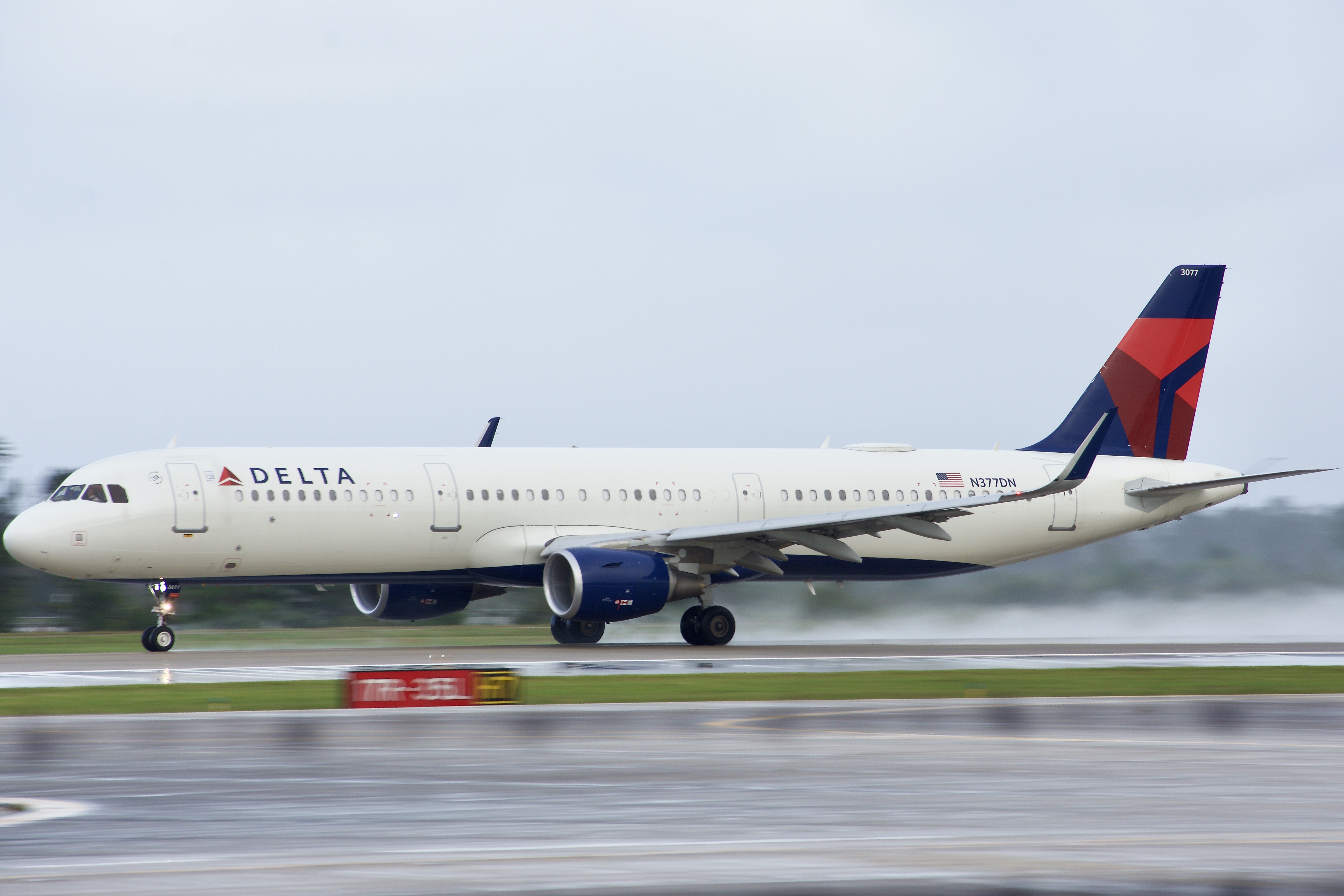 Full size: Delta Airlines Airbus A321-200 N377DN at Orlando International Airport