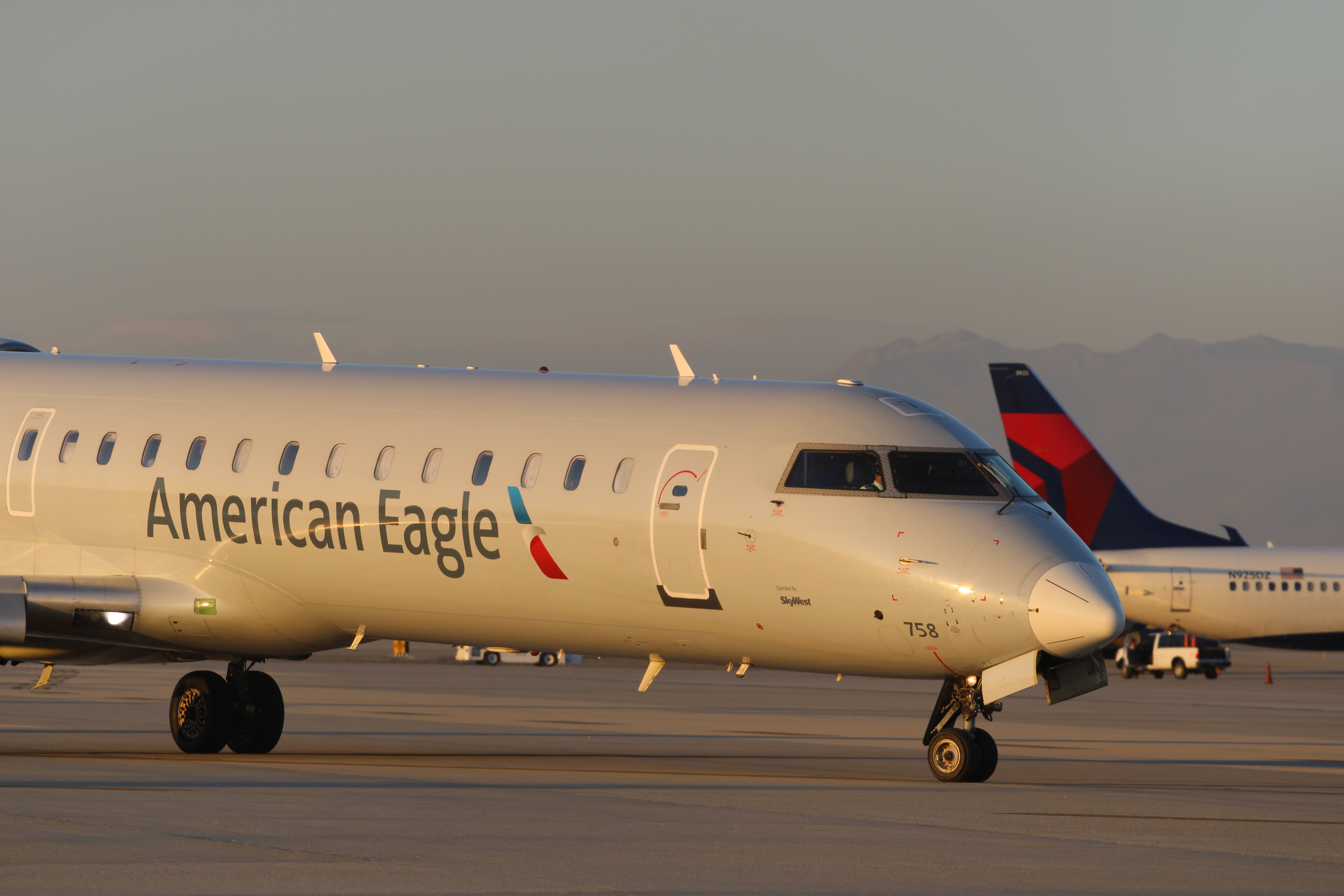 Full size: American Eagle Mitsubishi CRJ-700 N758EV at Salt Lake City International Airport