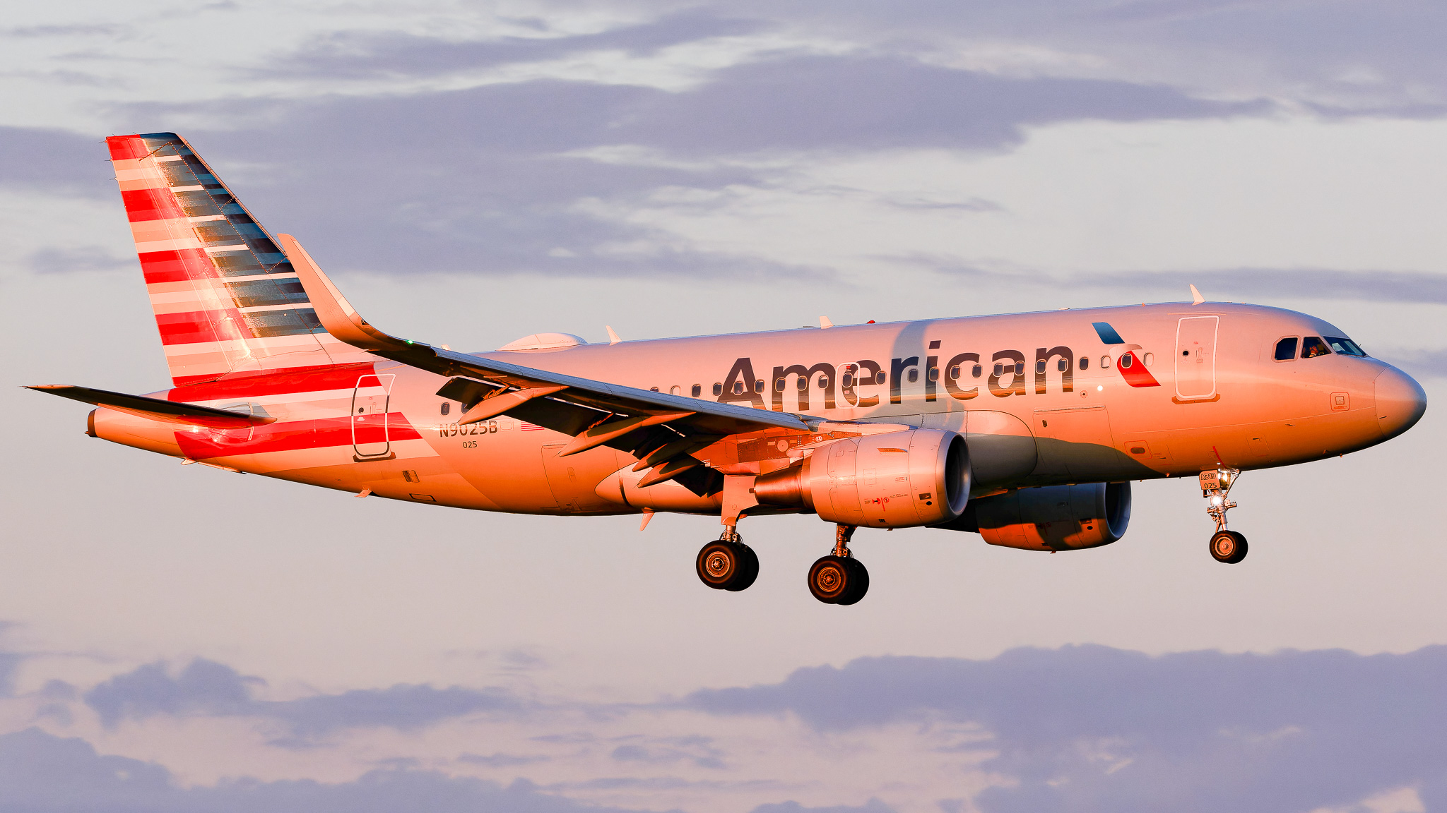 Full size: American Airlines Airbus A319 N9025B at Orlando International Airport