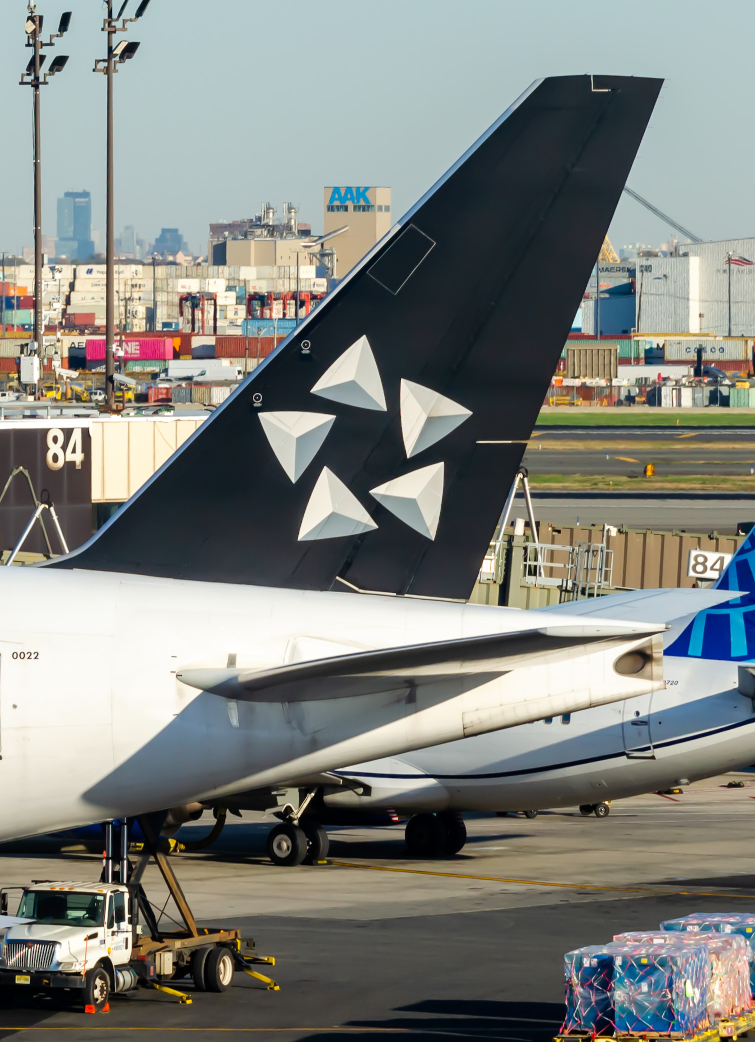 Full size: United Airlines Boeing 777-200ER N78017 at Newark Liberty International Airport