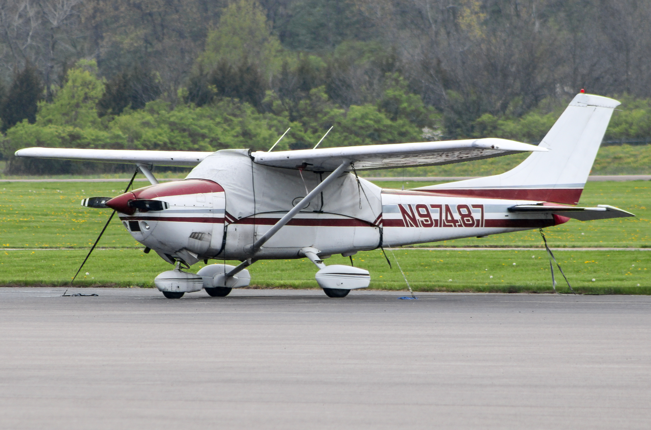 Full size: PRIVATE Cessna 182 Skylane N97487 at Butler County Regional Airport/Hogan Field