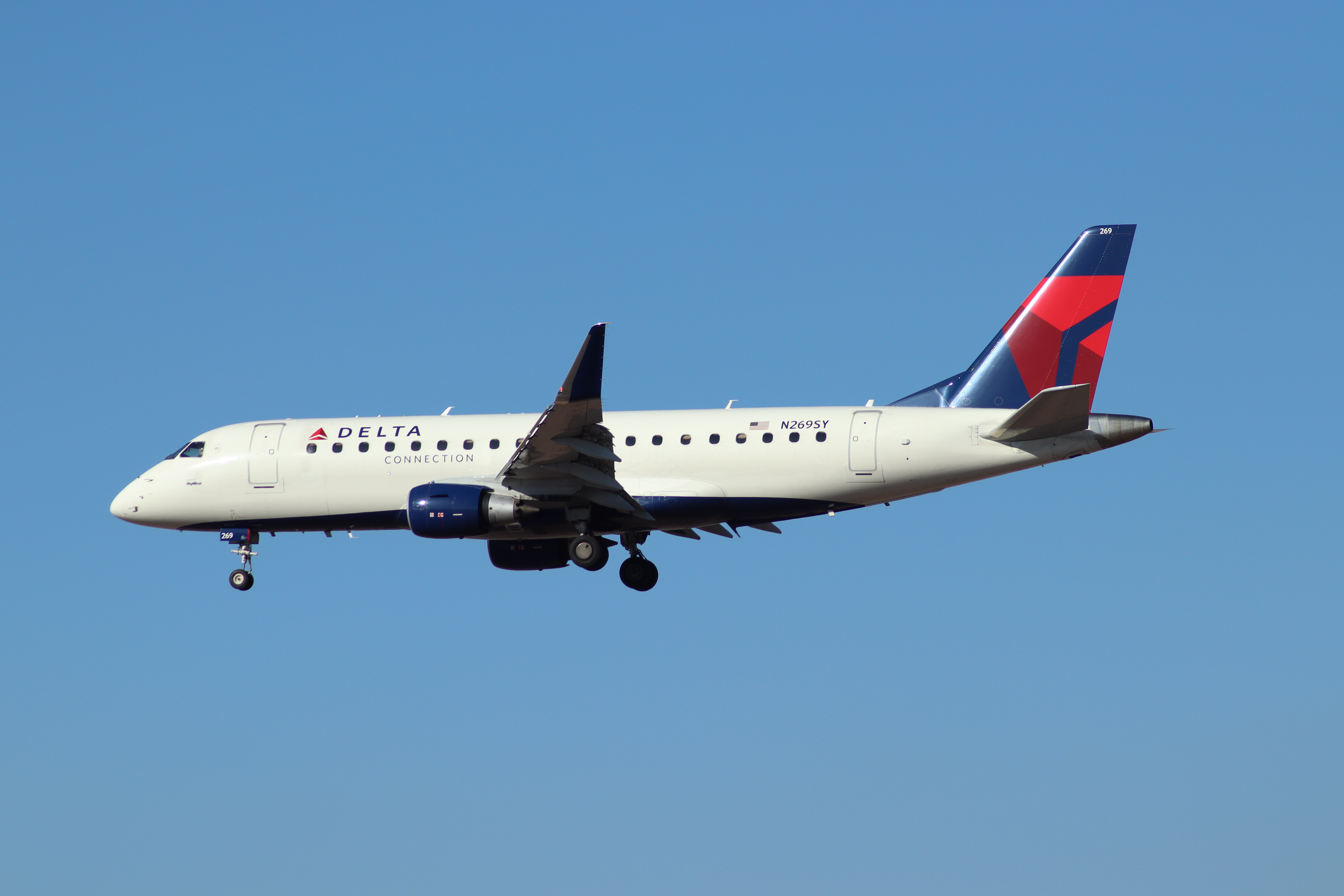 Full size: Delta Airlines Embraer E175 N268SY at Phoenix Sky Harbor International Airport