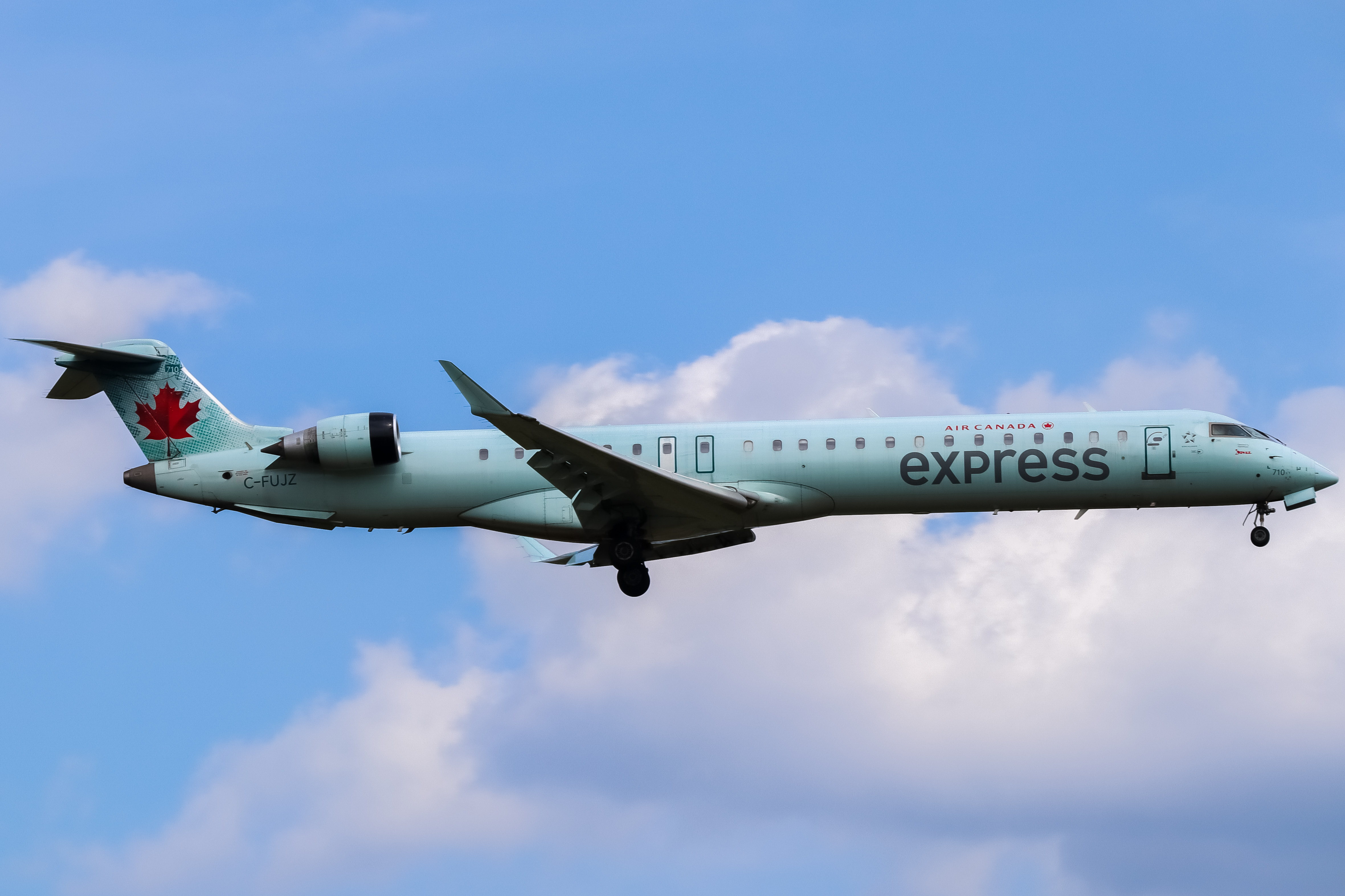 Full size: Air Canada Mitsubishi CRJ-900 C-FUJZ at Washington Dulles International Airport