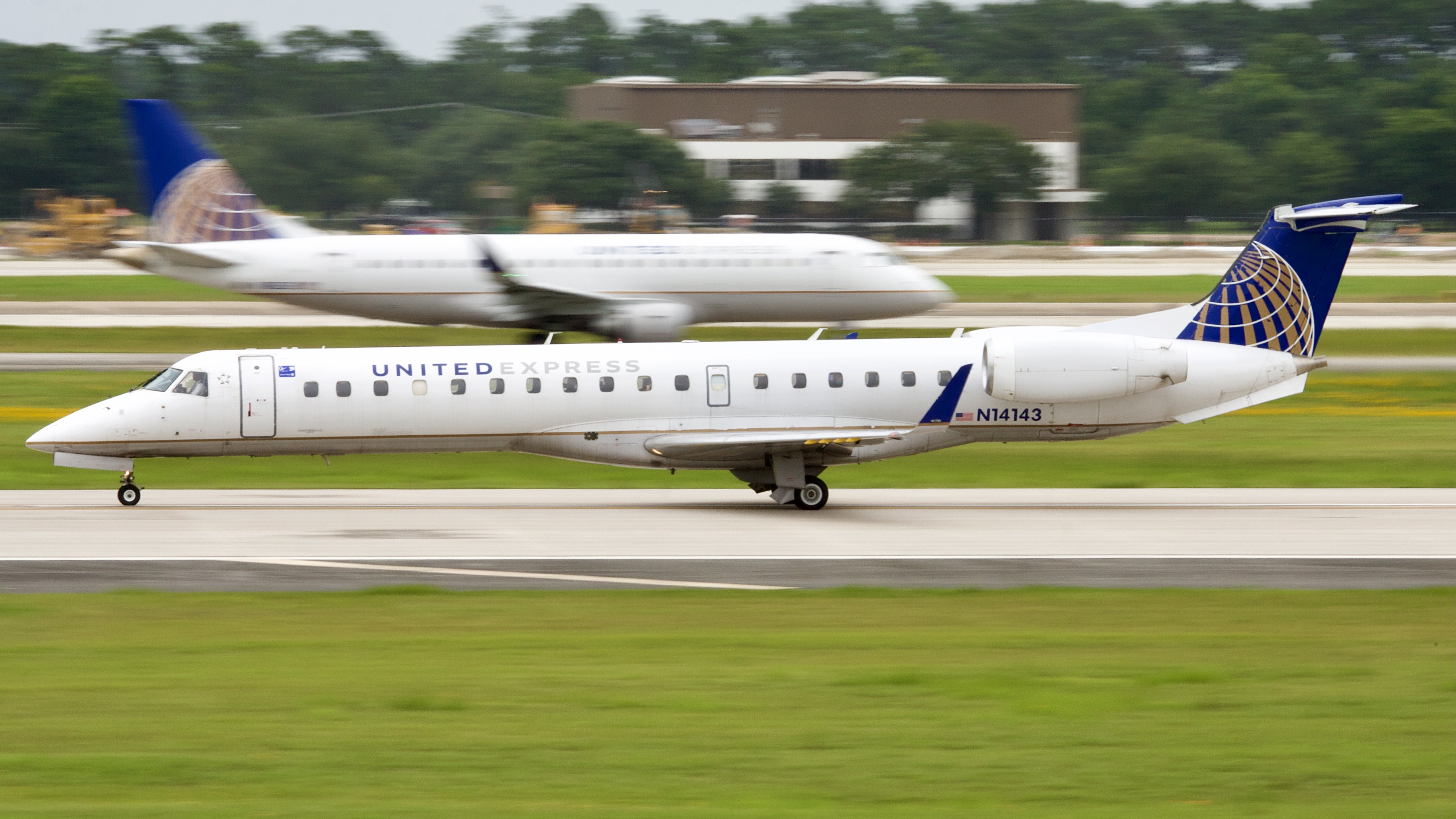 Full size: United Express Embraer ERJ145 N14143 at Houston-George Bush Intercontinental Airport