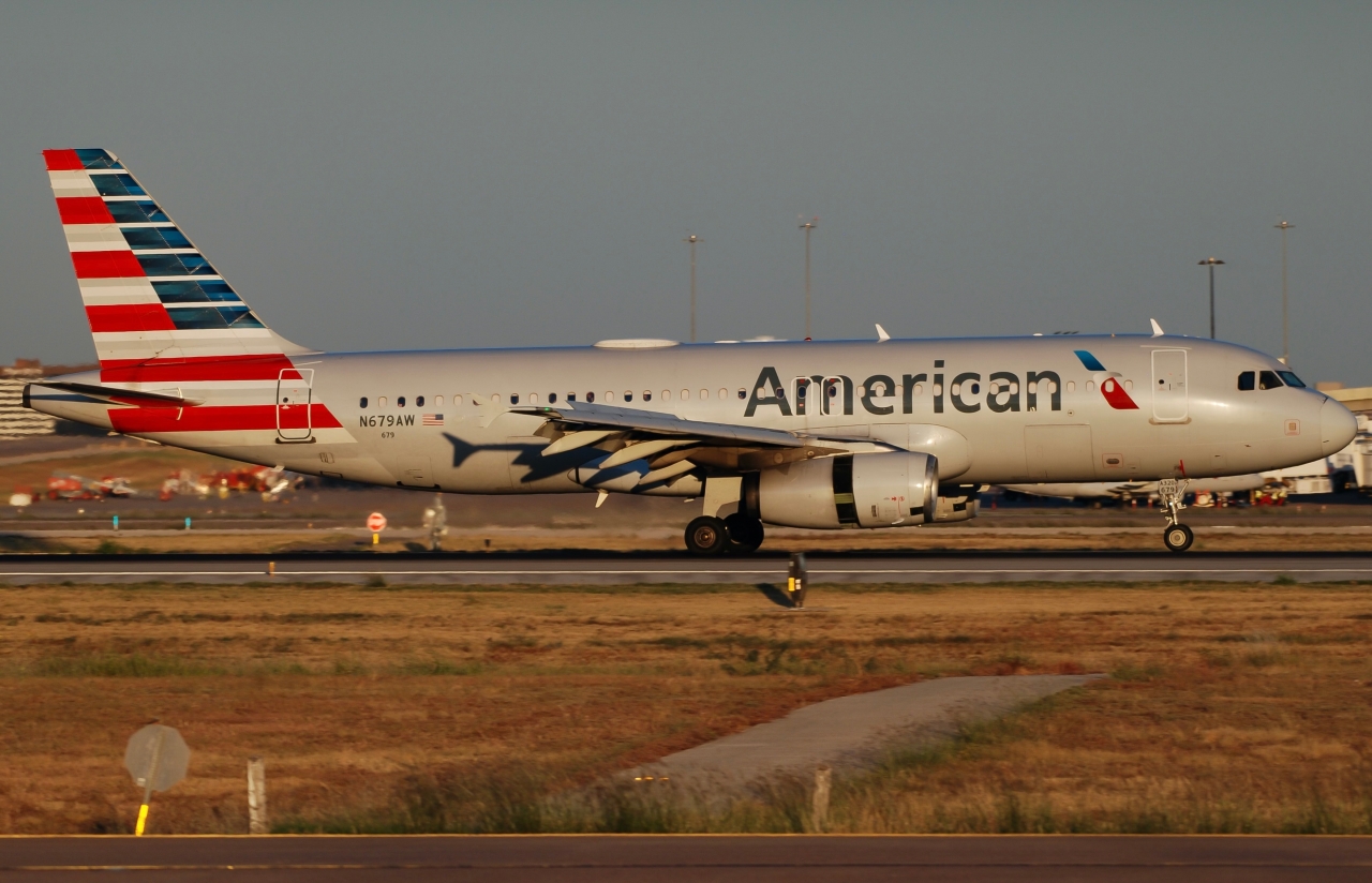 Full size: American Airlines Airbus A320 N679AW at Dallas-Fort Worth International Airport