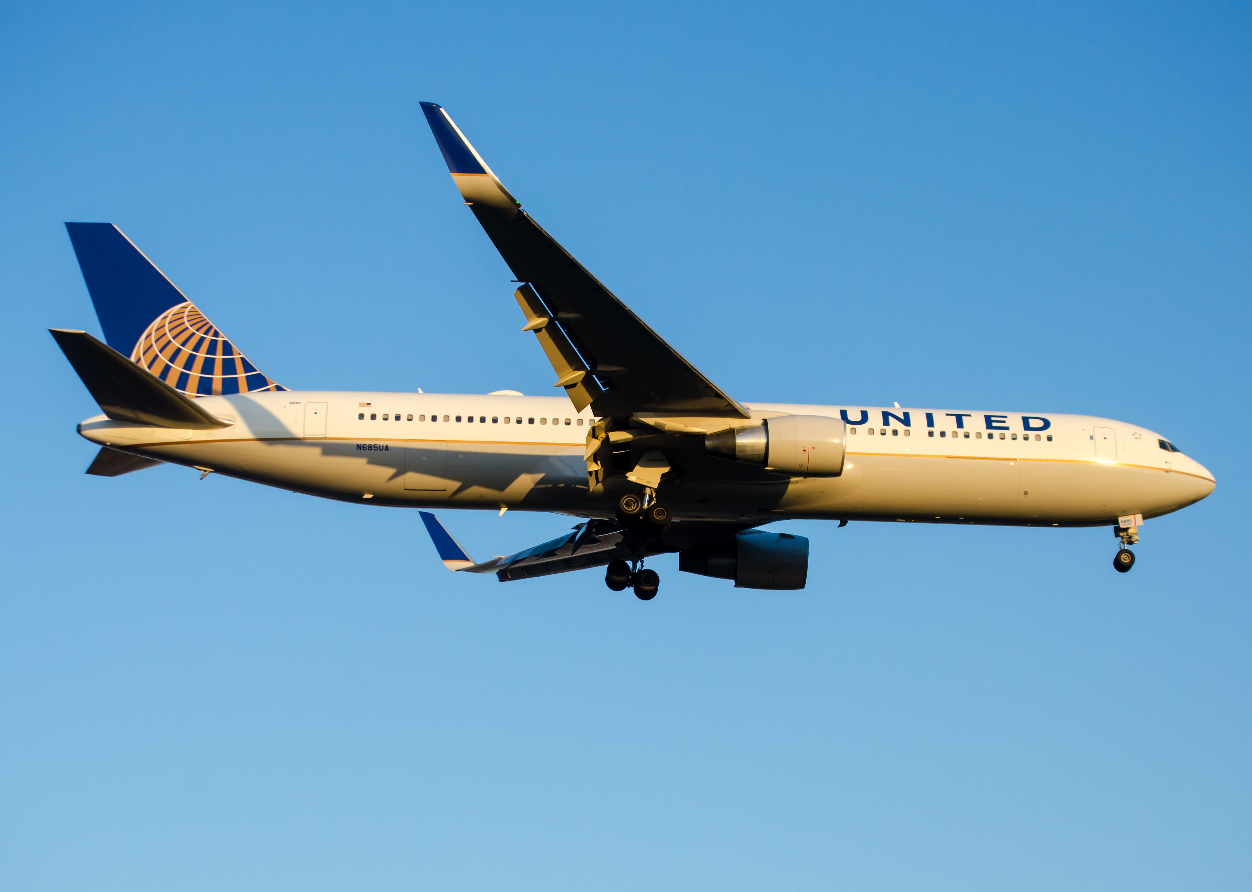 Full size: United Airlines Boeing 767-300ER N685UA at Newark Liberty International Airport