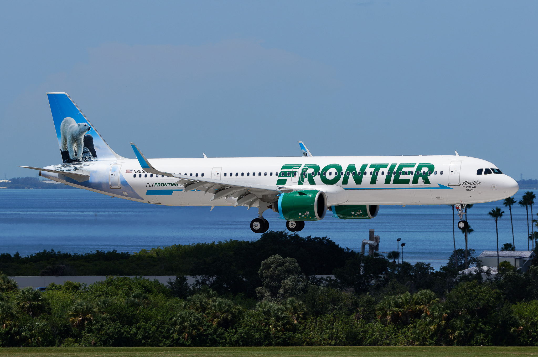 Full size: Frontier Airlines Airbus A321NEO N653FR at Tampa International Airport