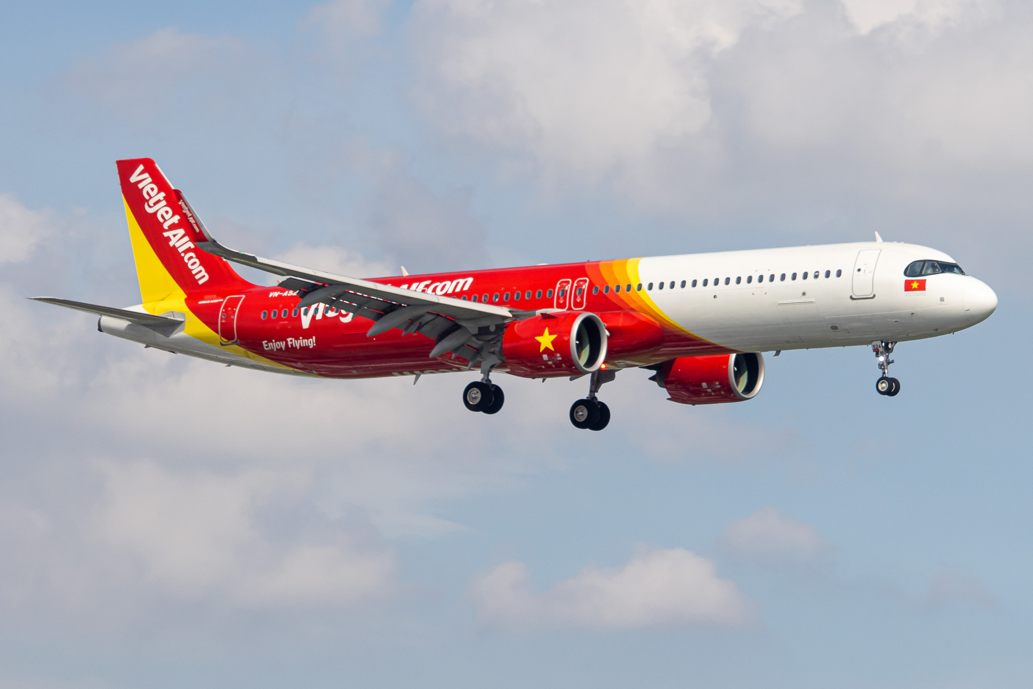 Full size: VietJet Air Airbus A321NEO VN-A524 at Tan Son Nhat International Airport