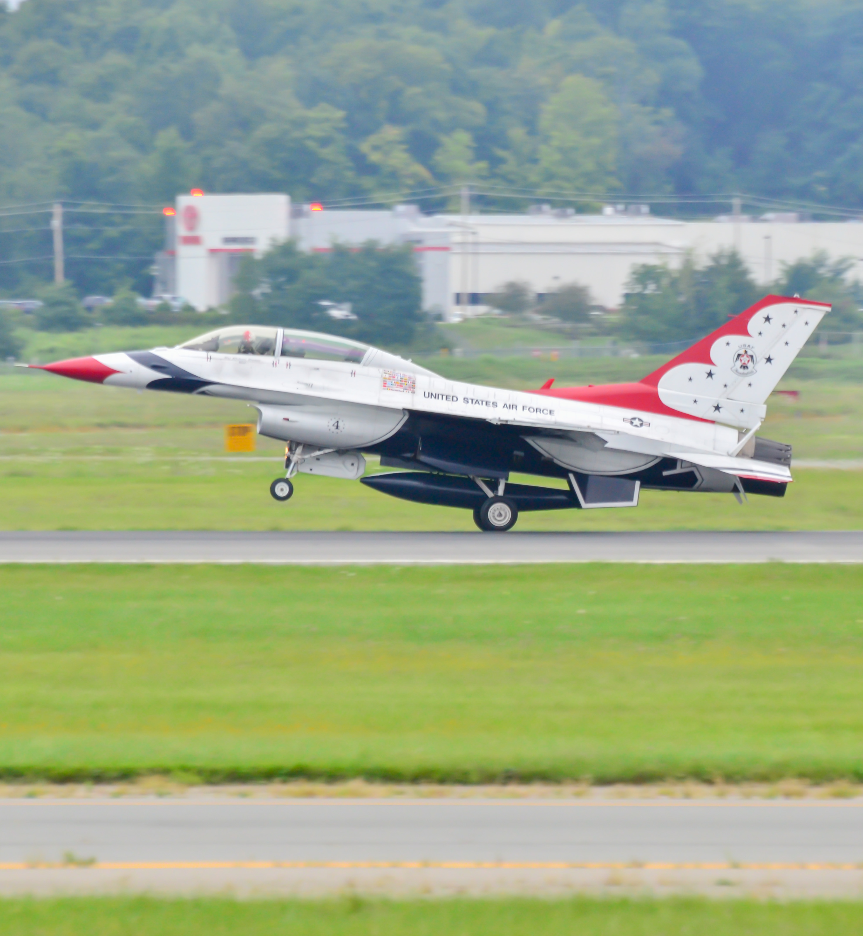 Full size: USAF - United States Air Force General Dynamics F-16 Fighting Falcon 92-3880 at New York Stewart International Airport