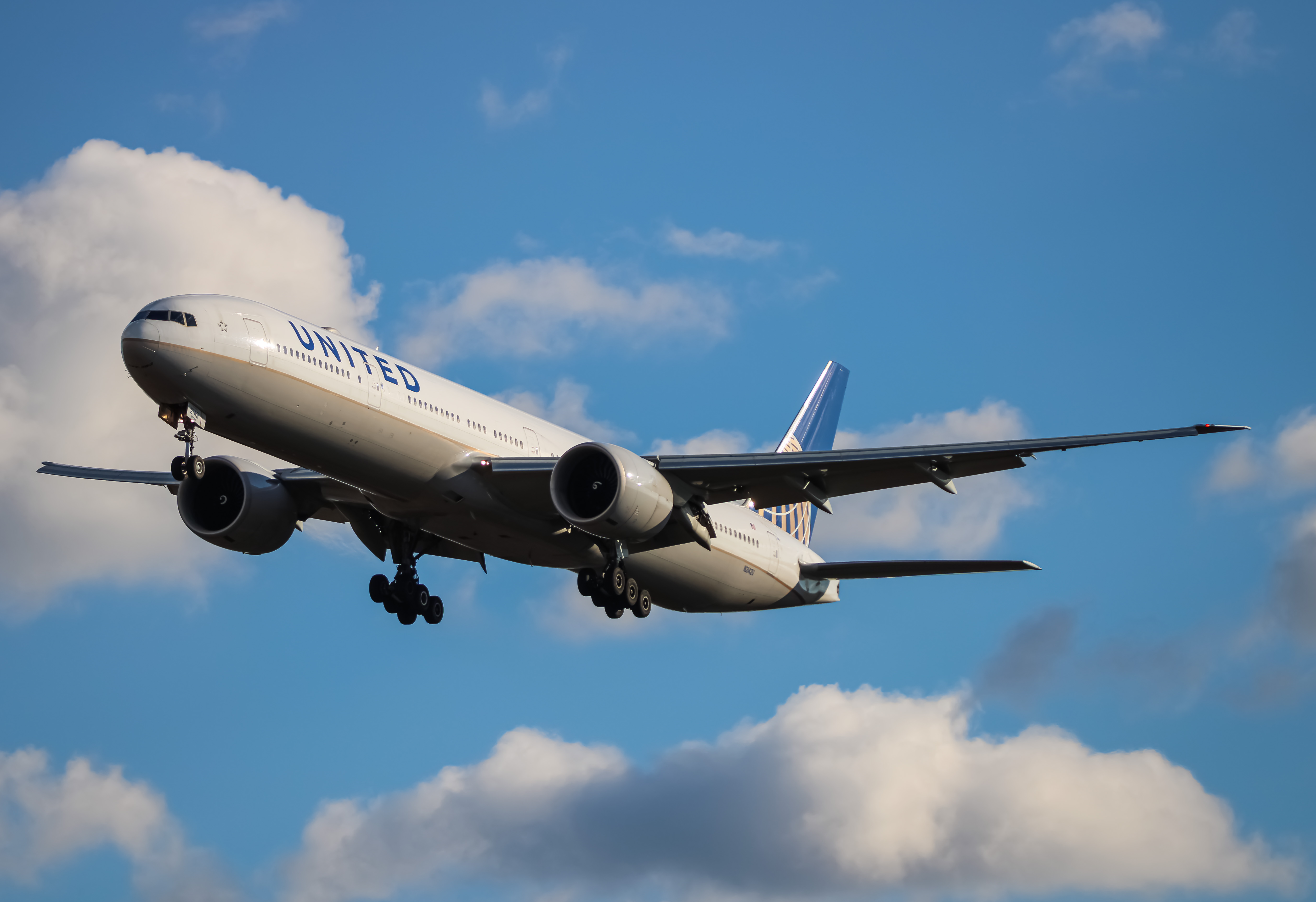 Full size: United Airlines Boeing 777-300ER N2142U at Washington Dulles International Airport