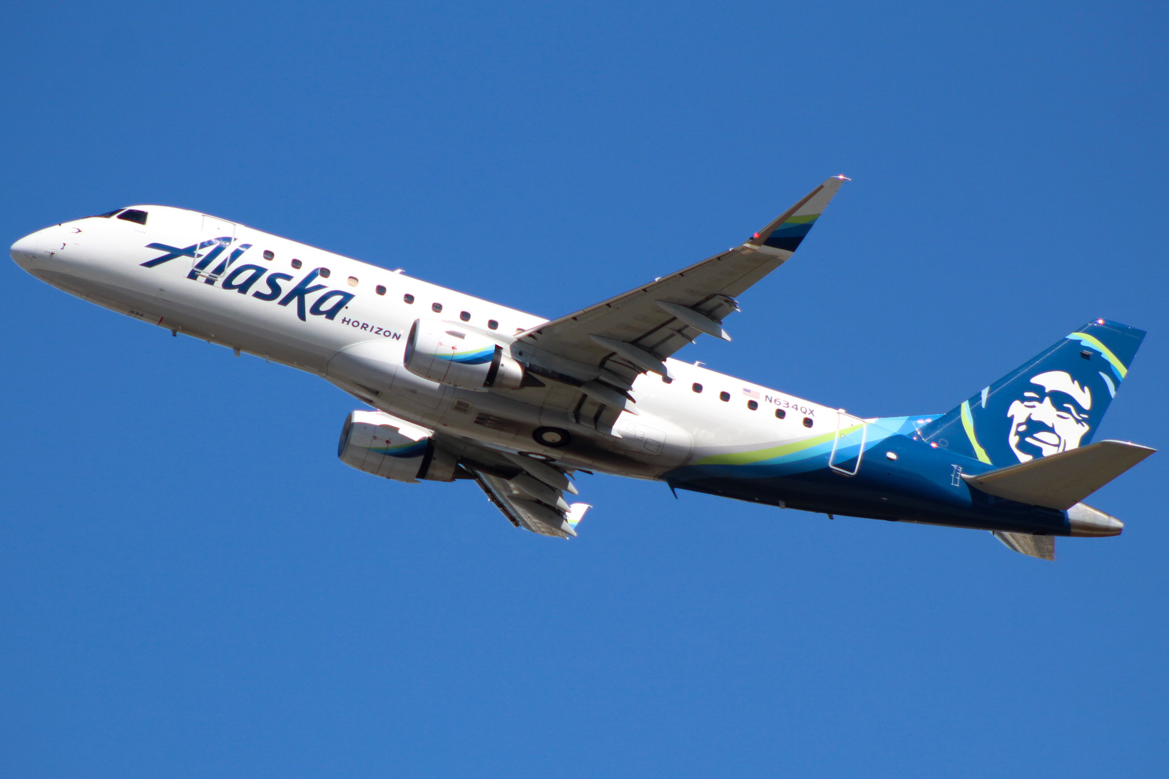 Full size: Alaska Airlines Embraer E175 N634QX at Snohomish County Airport (Paine Field)