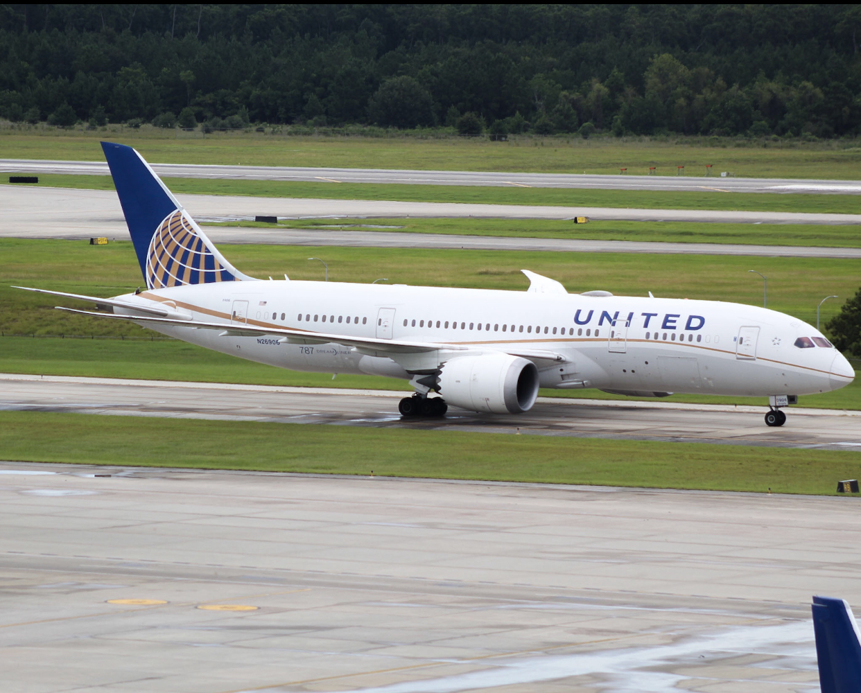 Full size: United Airlines Boeing 787-8 N26906 at Houston-George Bush Intercontinental Airport