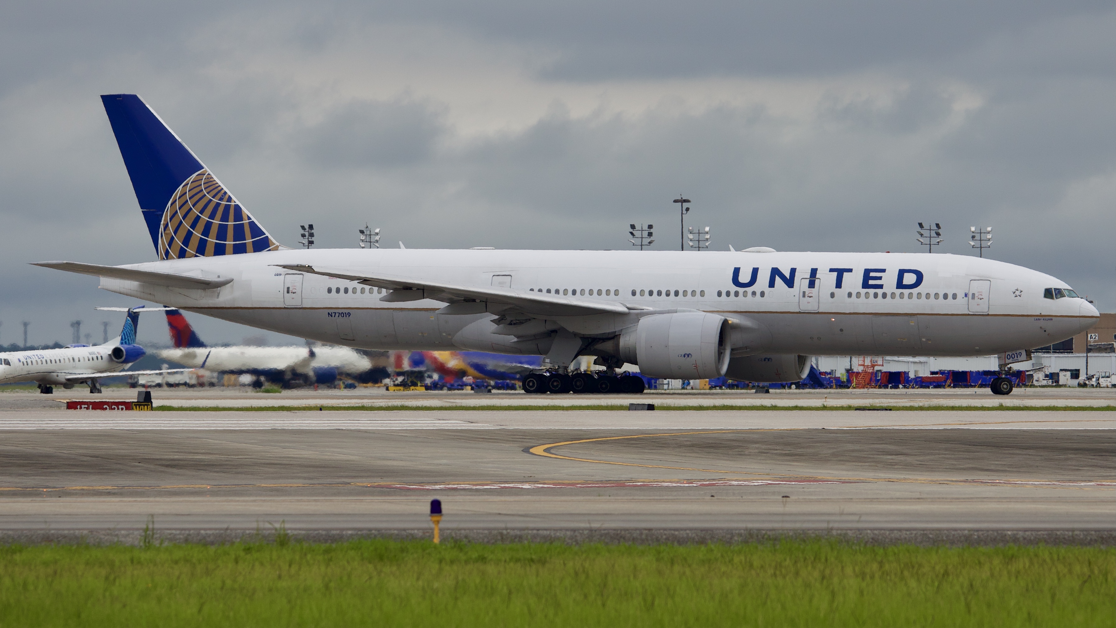 Full size: United Airlines Boeing 777-200ER N77019 at Houston-George Bush Intercontinental Airport