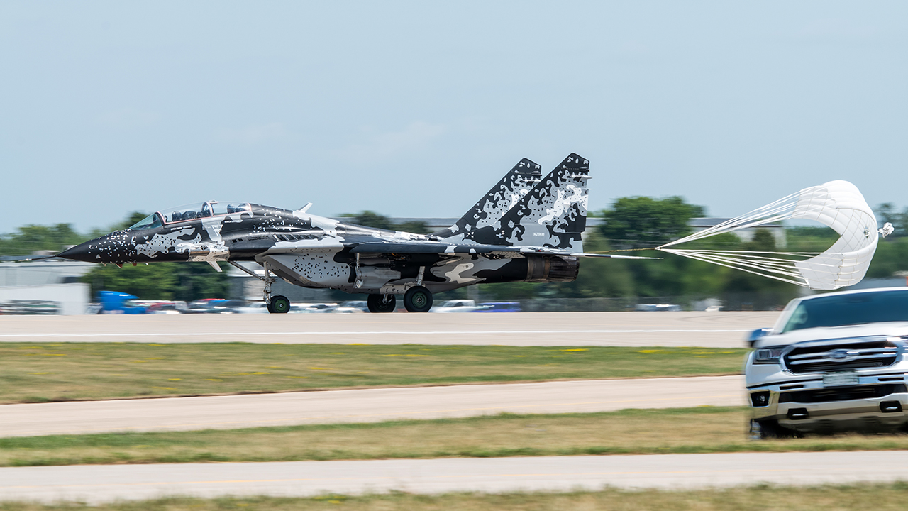 Full size: PRIVATE Mikoyan-Gurevich MiG-29 N29UB at Wittman Regional Airport