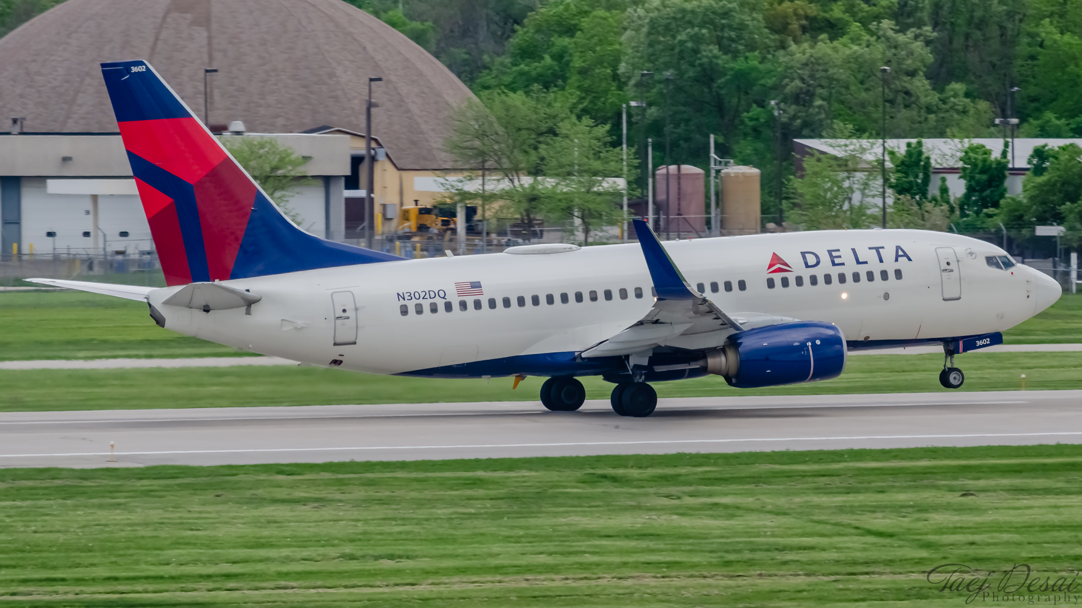Full size: Delta Airlines Boeing 737-700 N302DQ at General Mitchell International Airport