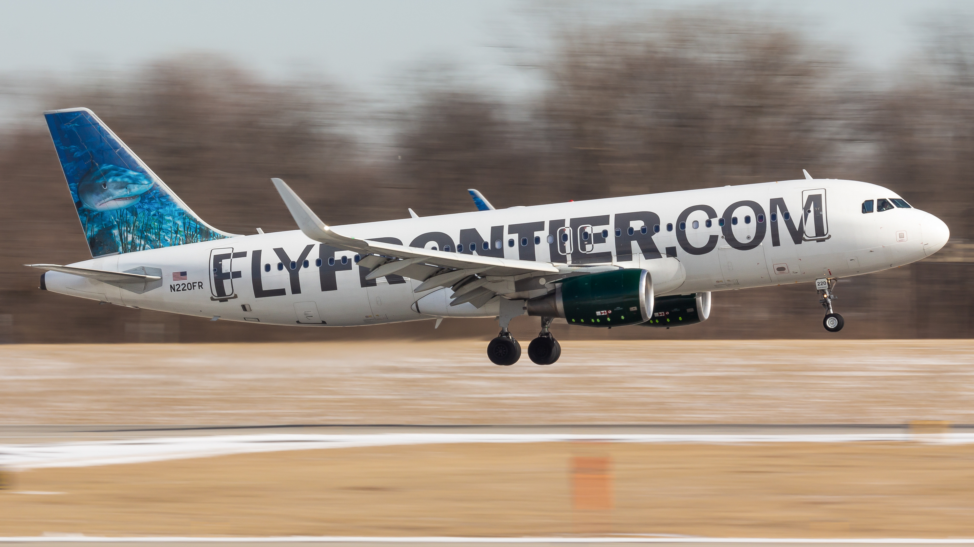 Full size: Frontier Airlines Airbus A320 N220FR at Cincinnati/Northern Kentucky International Airport