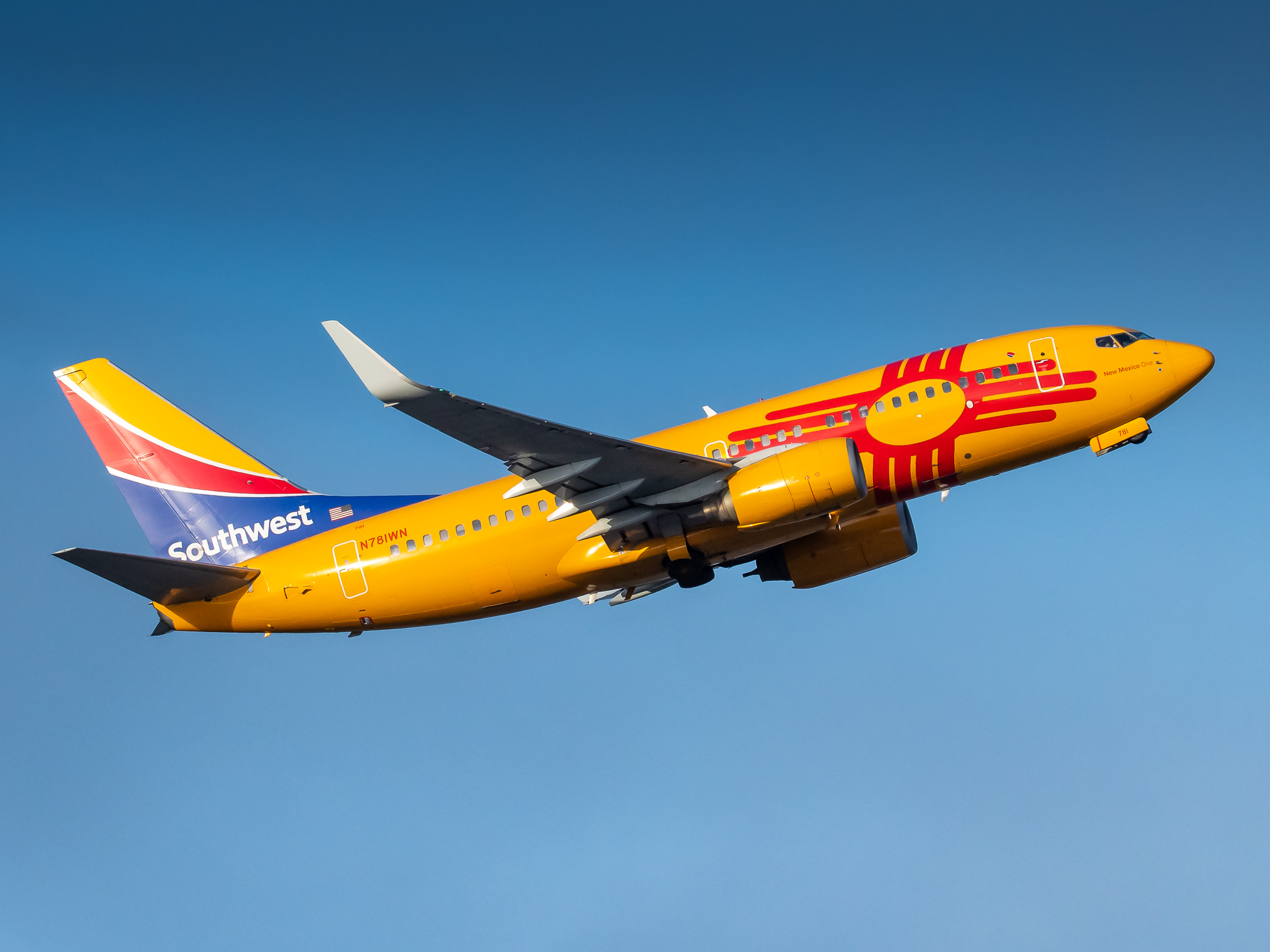 Full size: Southwest Airlines Boeing 737-700 N781WN at Sarasota/Bradenton International Airport