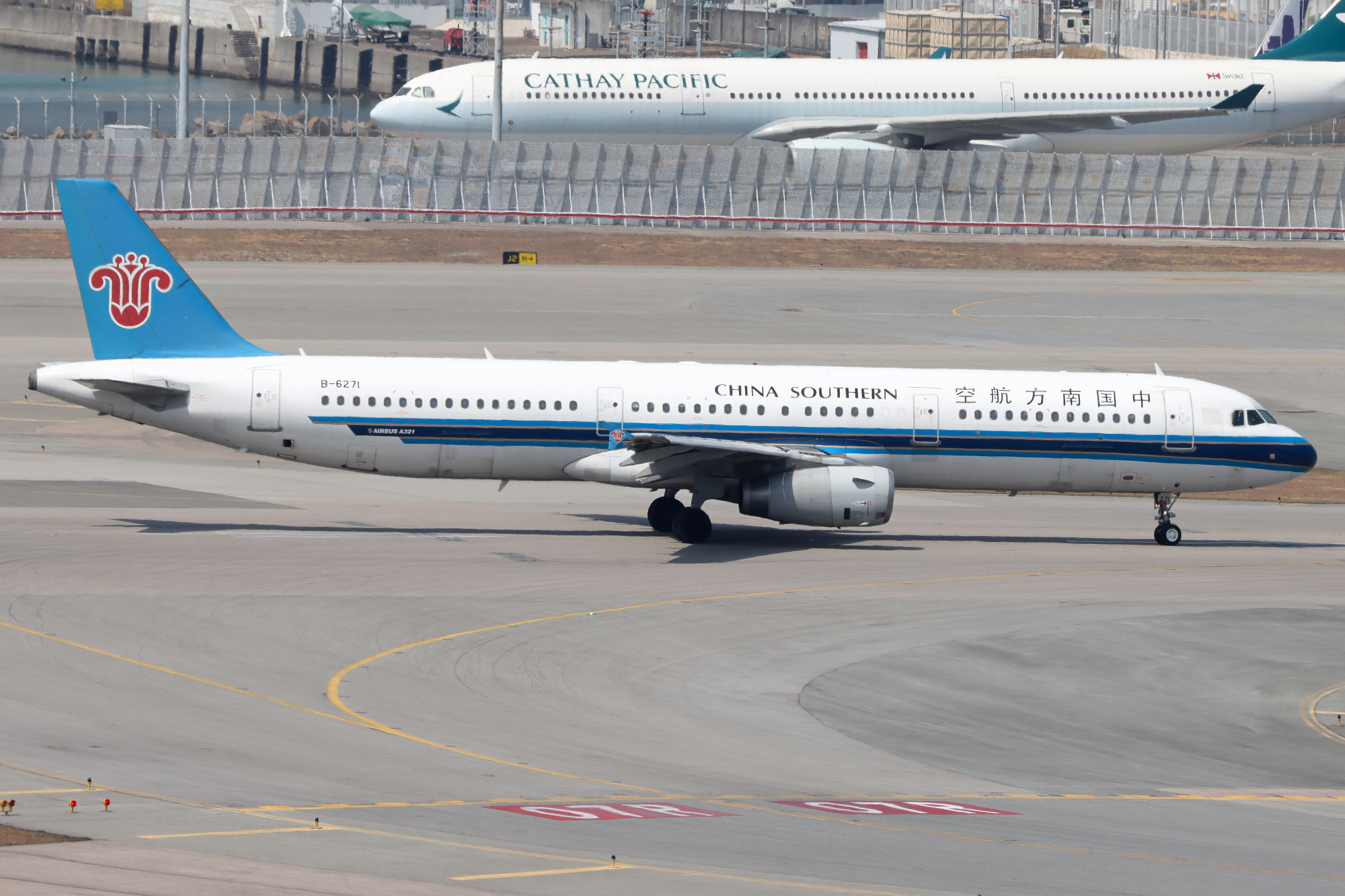 Full size: China Southern Airlines Airbus A321-200 B-6271 at Hong Kong International Airport