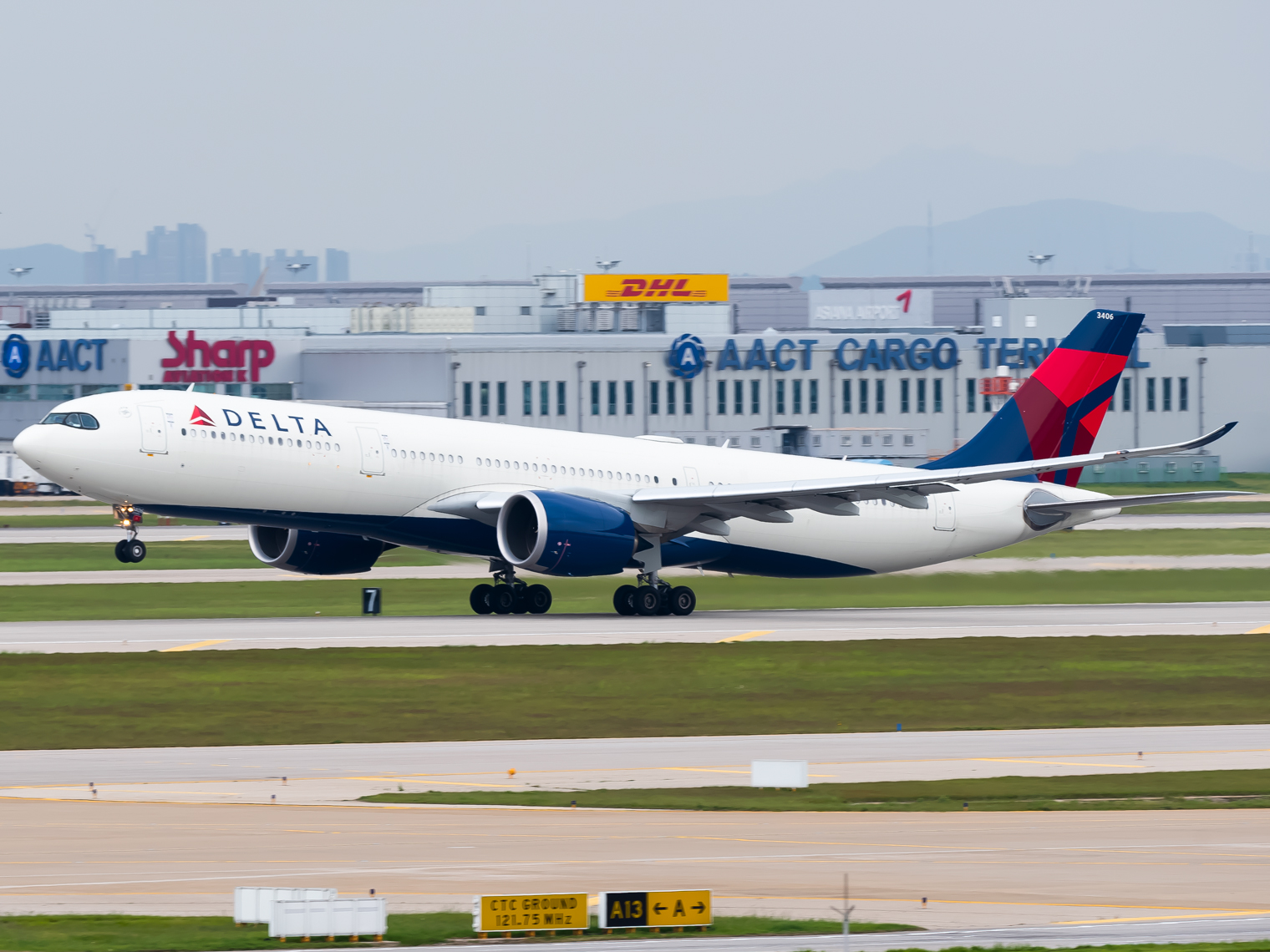 Full size: Delta Airlines Airbus A330-900 N406DX at Seoul-Incheon International Airport
