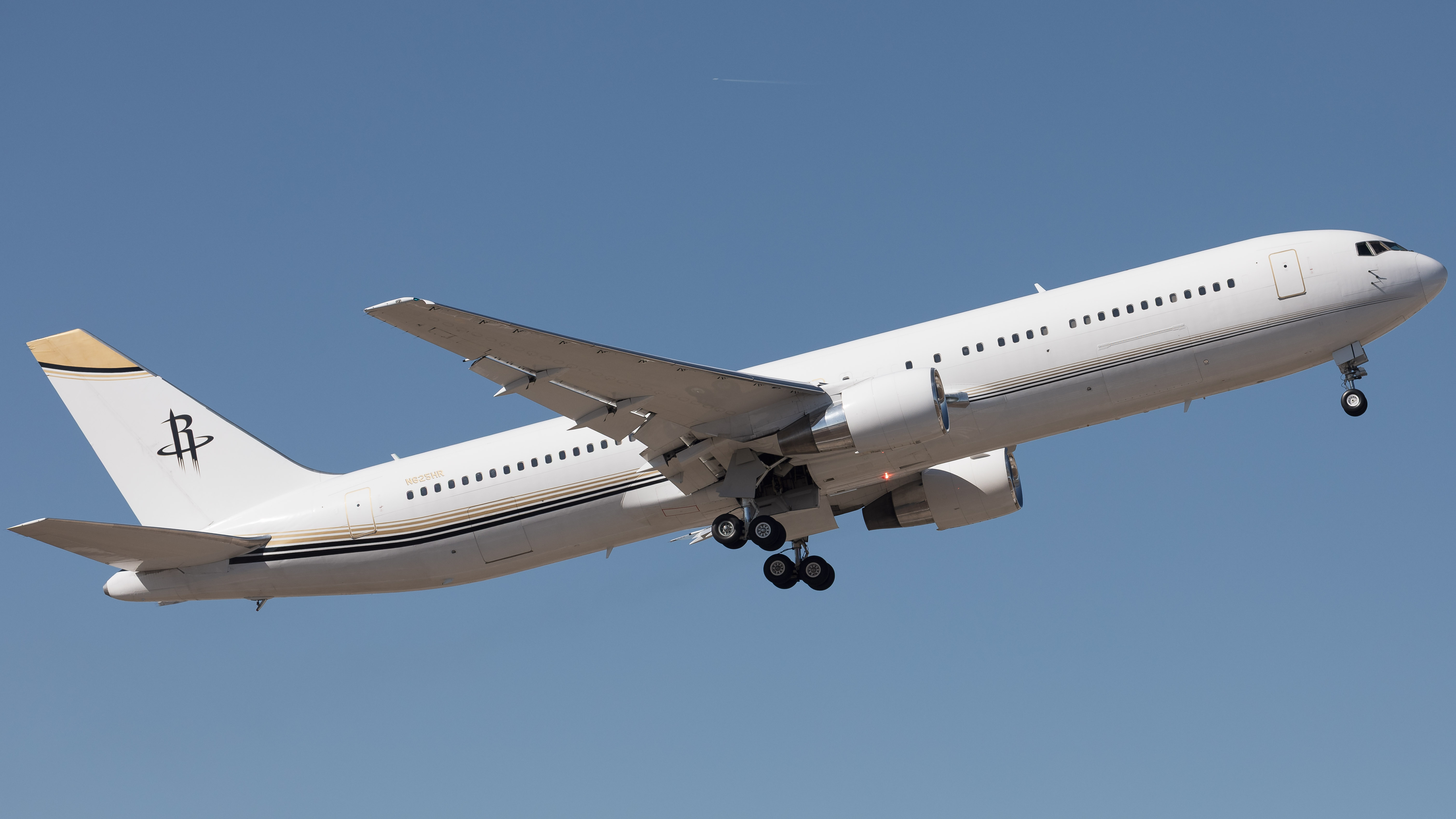 Full size: PRIVATE Boeing 767-300ER N625HR at William P Hobby Airport