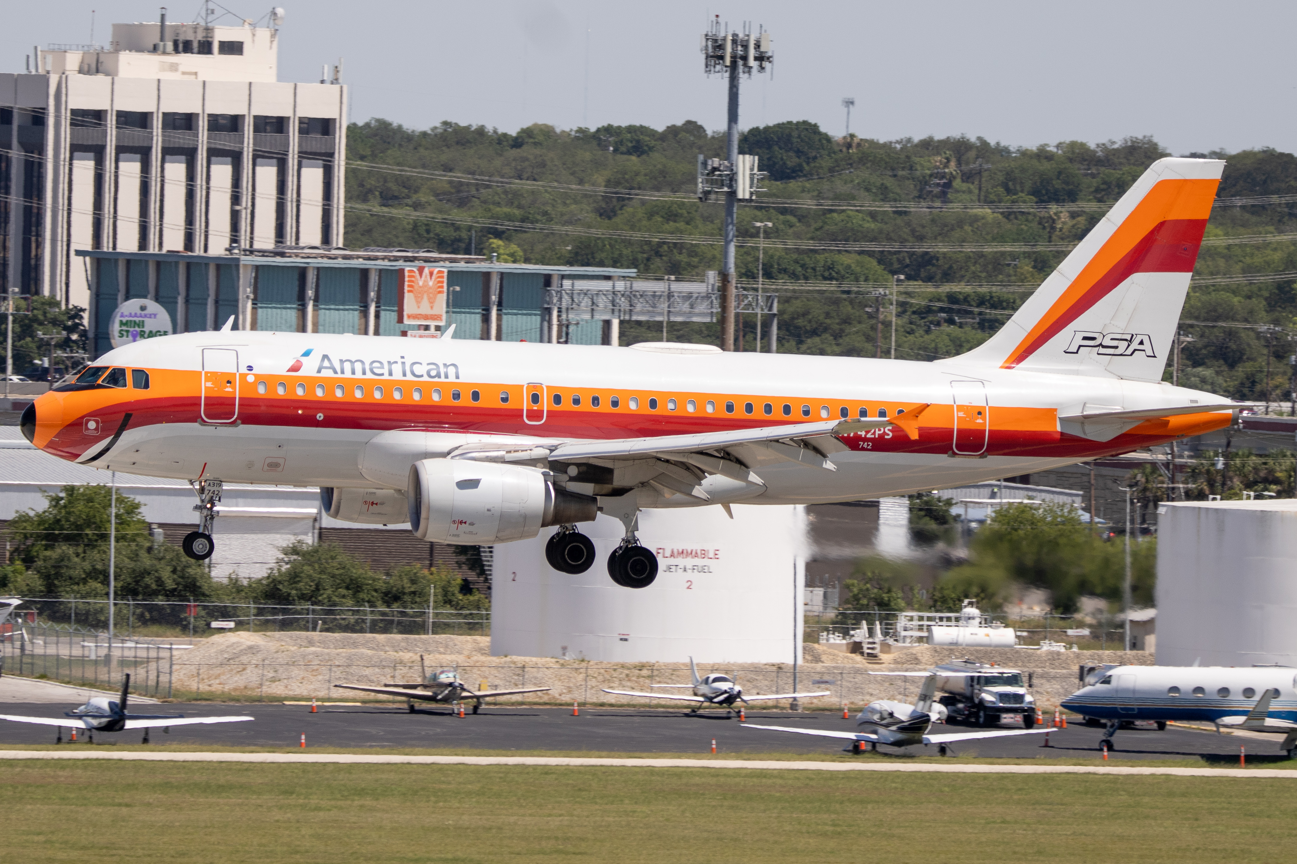 Full size: American Airlines Airbus A319 N742PS at San Antonio International Airport