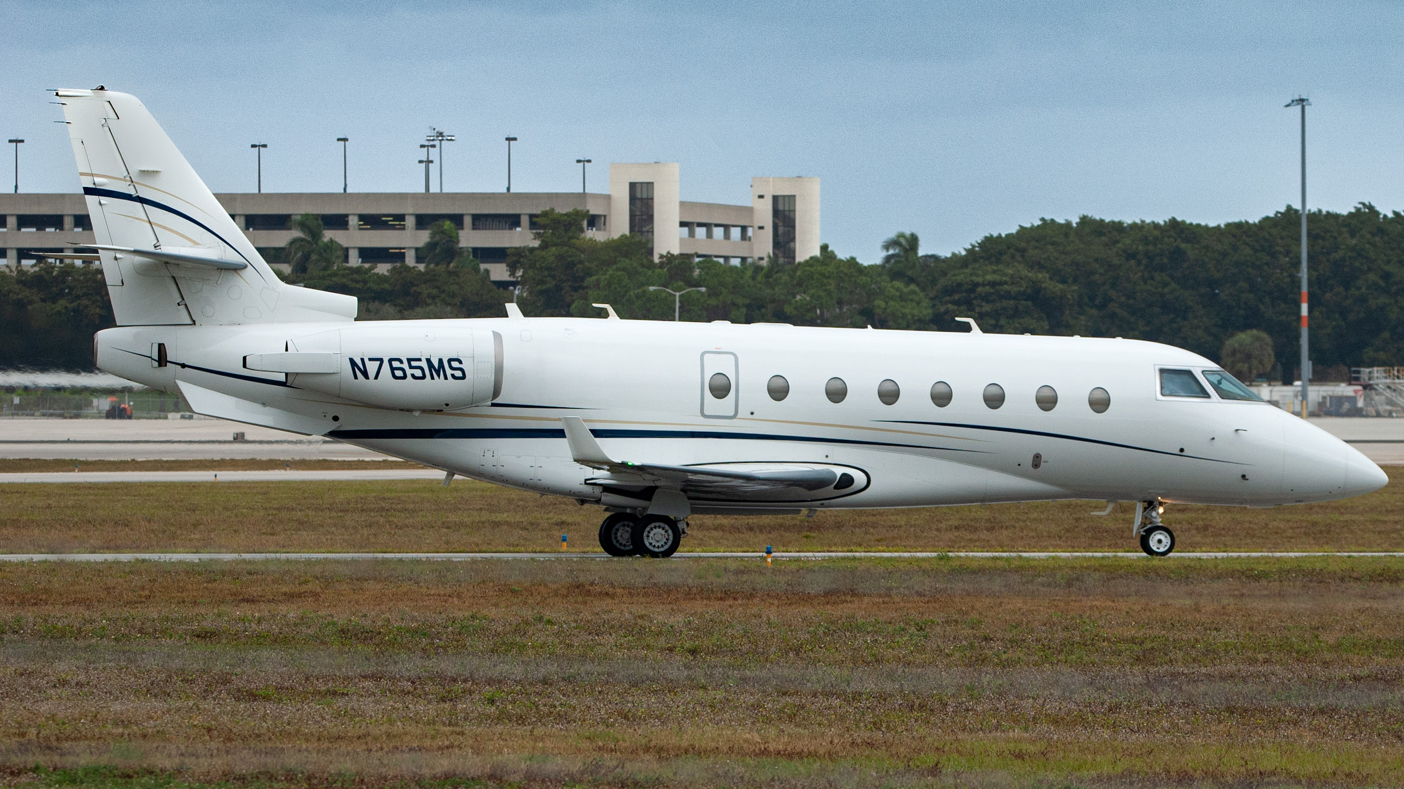 Full size: PRIVATE Gulfstream G200 N765MS at Palm Beach International Airport