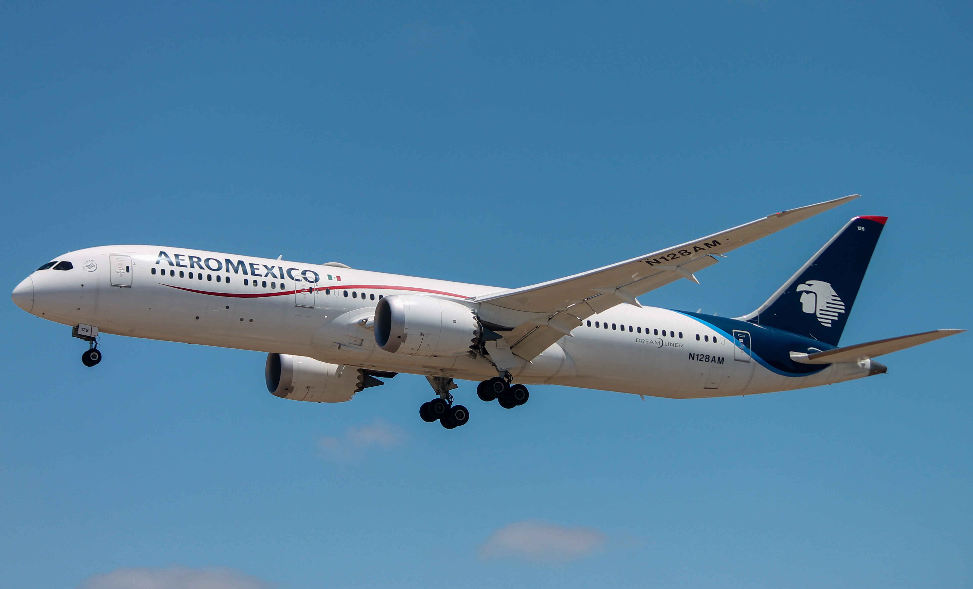 Full size: Aeromexico Boeing 787-9 N128AM at Los Angeles International Airport