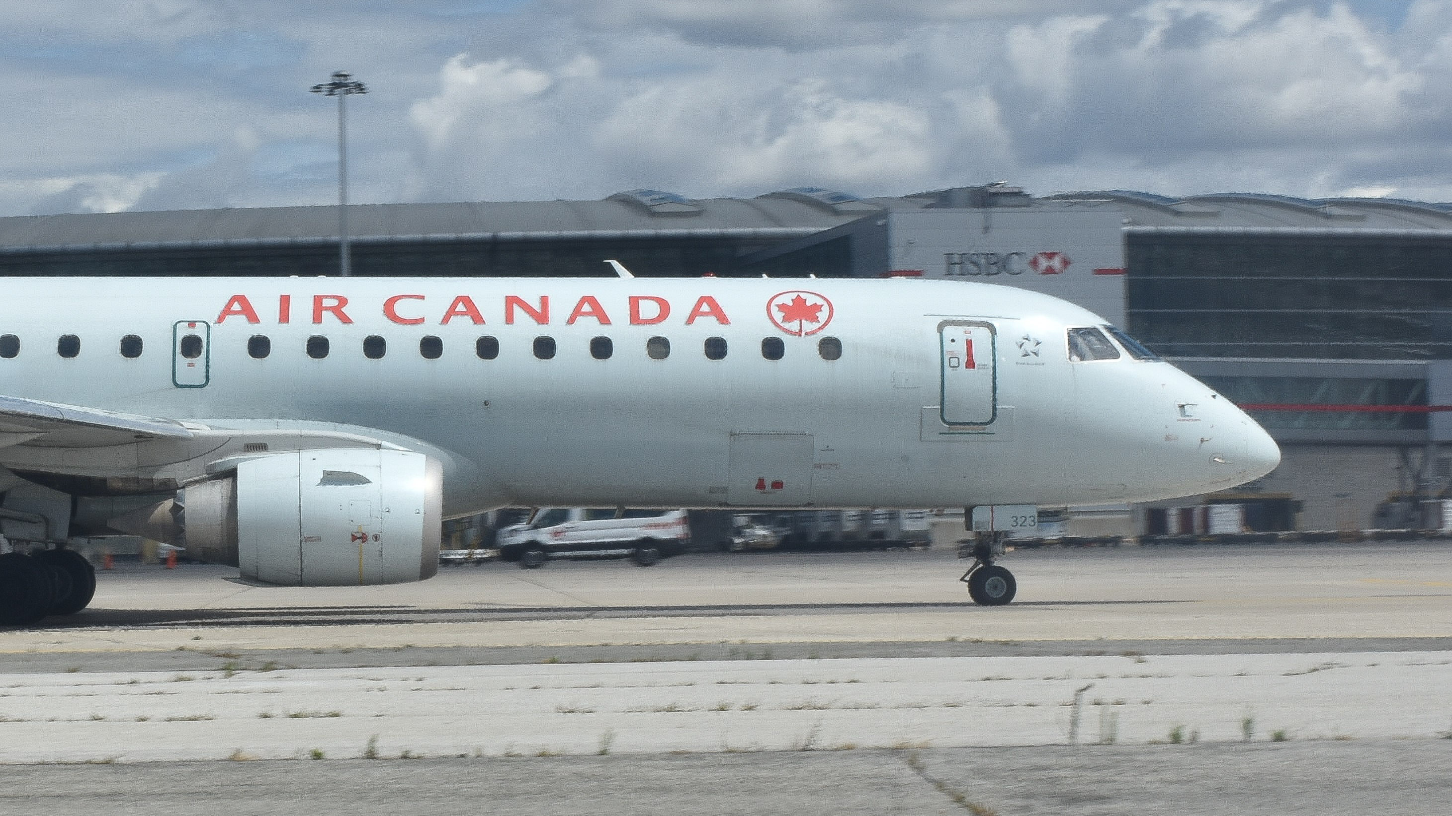 Full size: Air Canada Embraer E190  C-FHNV at Lester B Pearson International Airport