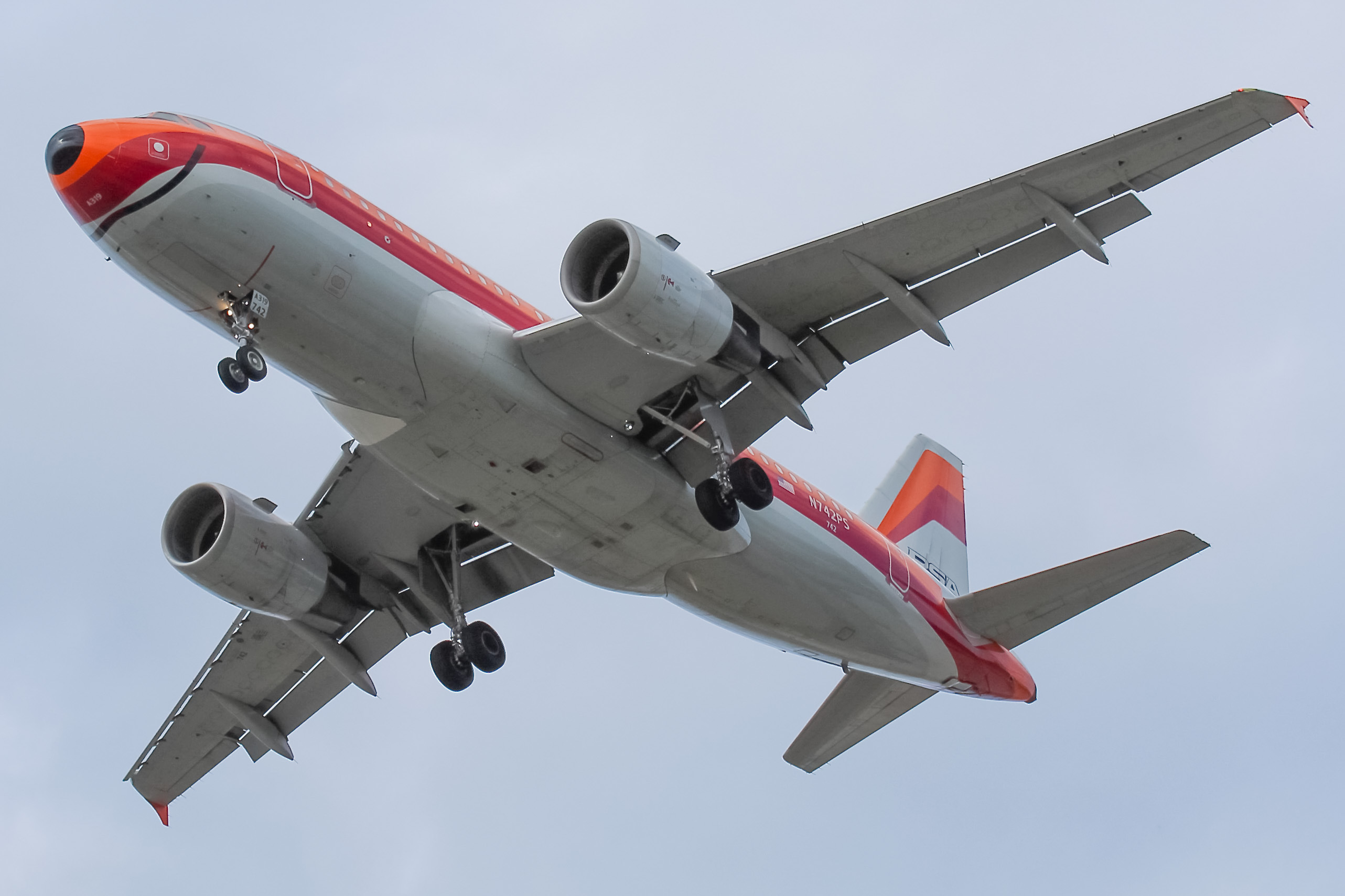 Full size: American Airlines Airbus A319 N742PS at General Mitchell International Airport