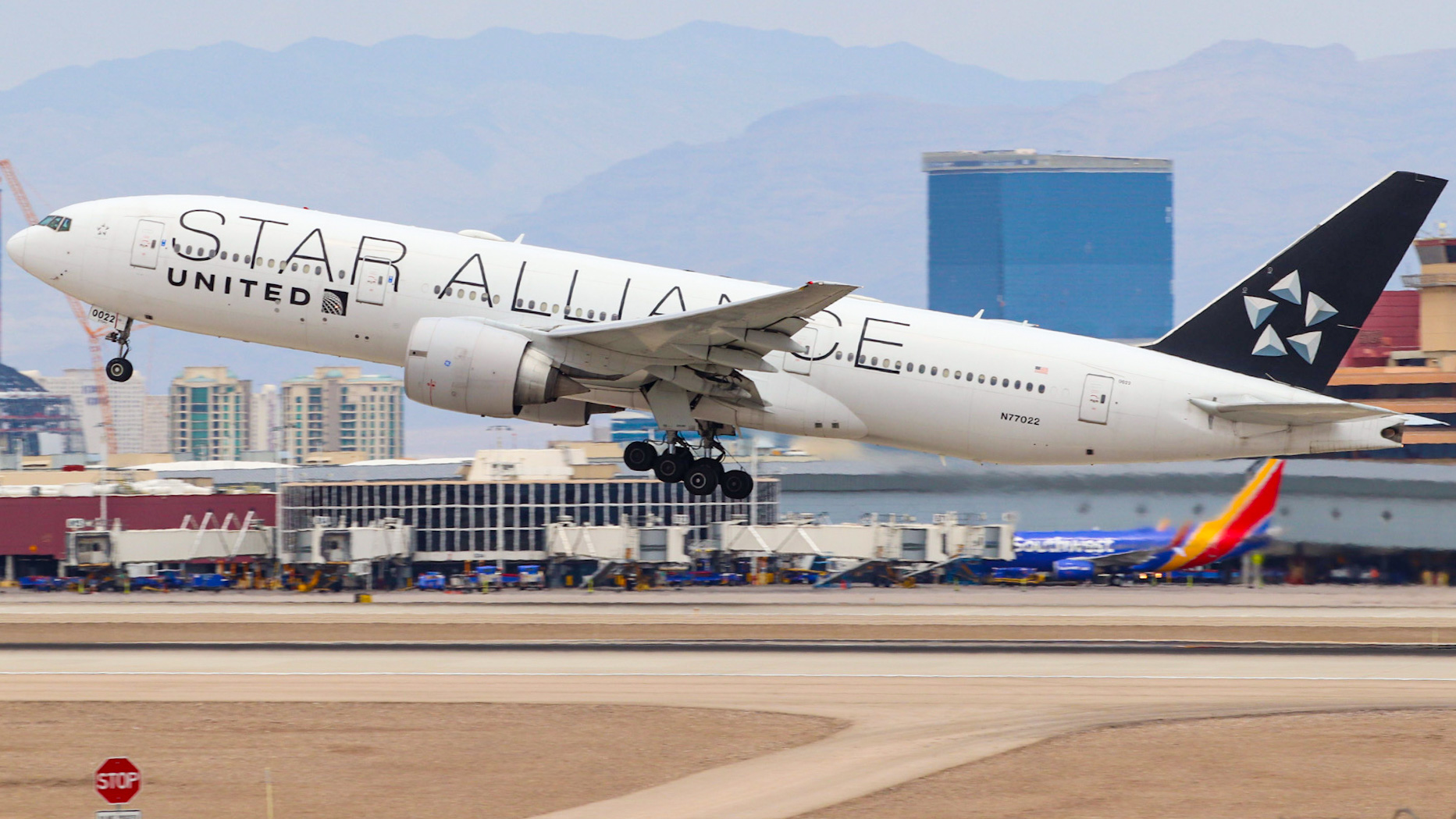 Full size: United Airlines Boeing 777-200ER N77022 at Harry Reid International Airport