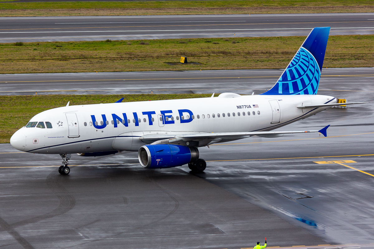 Full size: United Airlines Airbus A319 N877UA at Portland International Airport