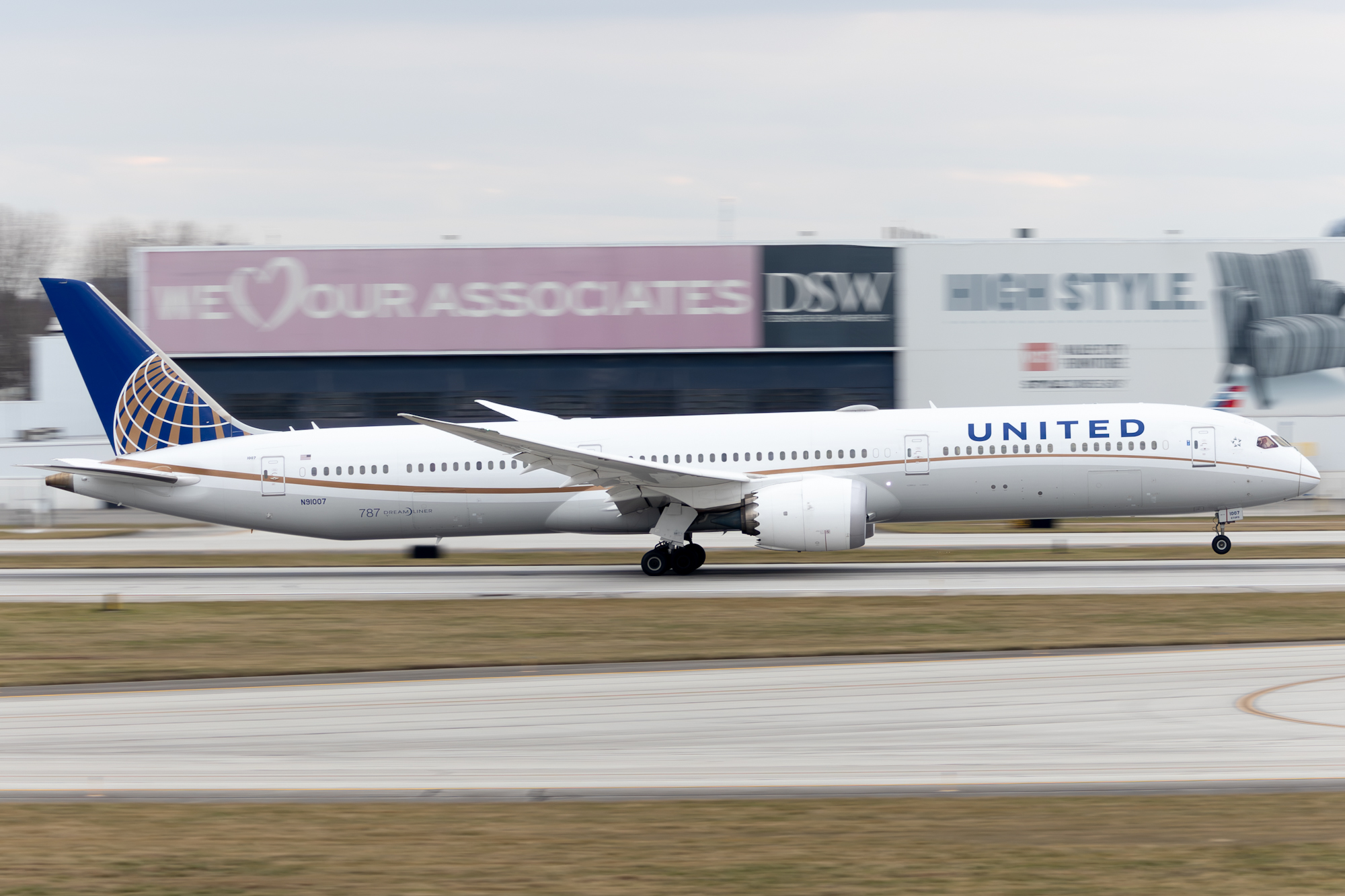 Full size: United Airlines Boeing 787-10 N91007 at John Glenn Columbus International Airport