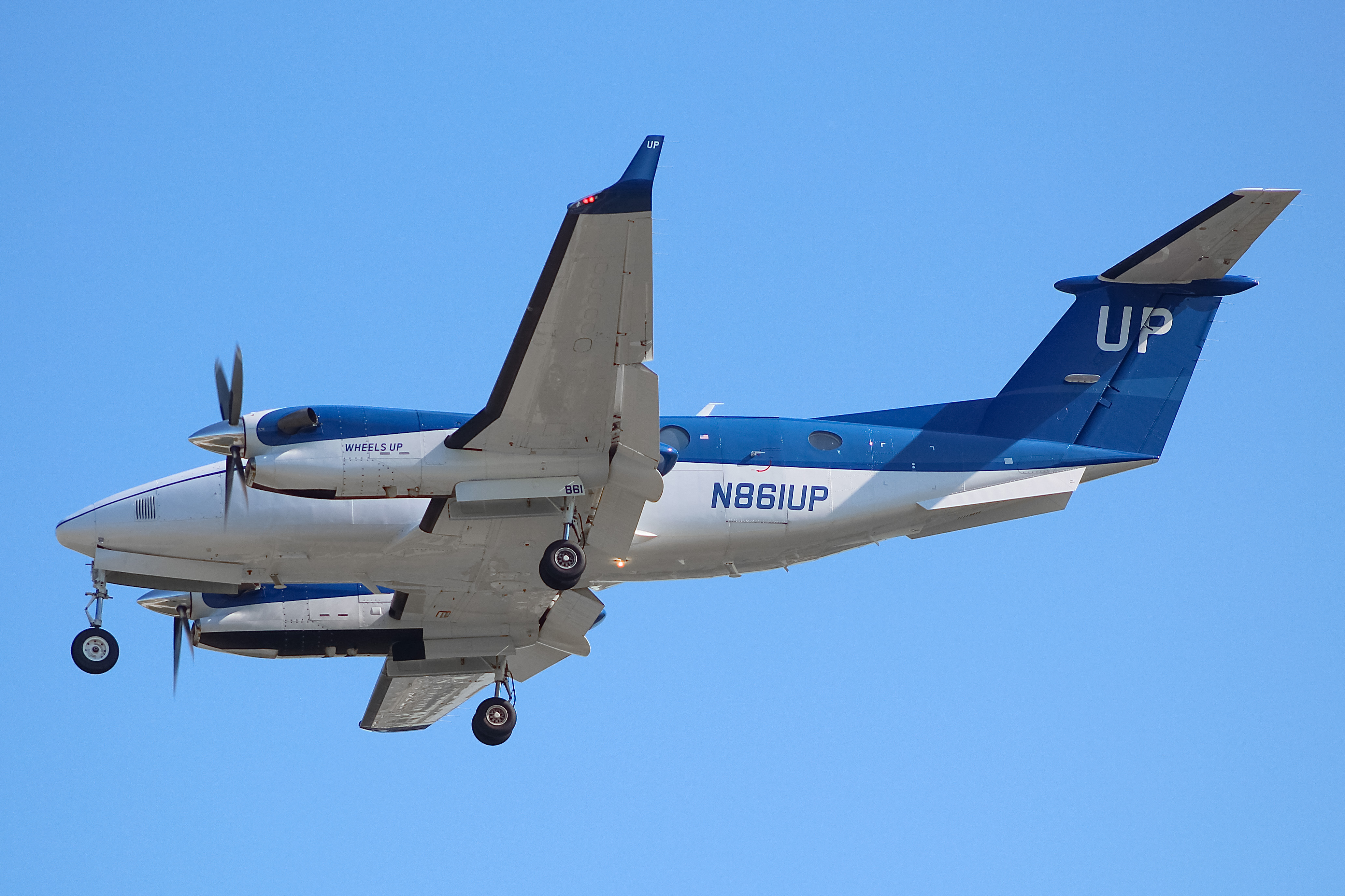Full size: Wheels Up Beechcraft King Air 350 N861UP at General Mitchell International Airport