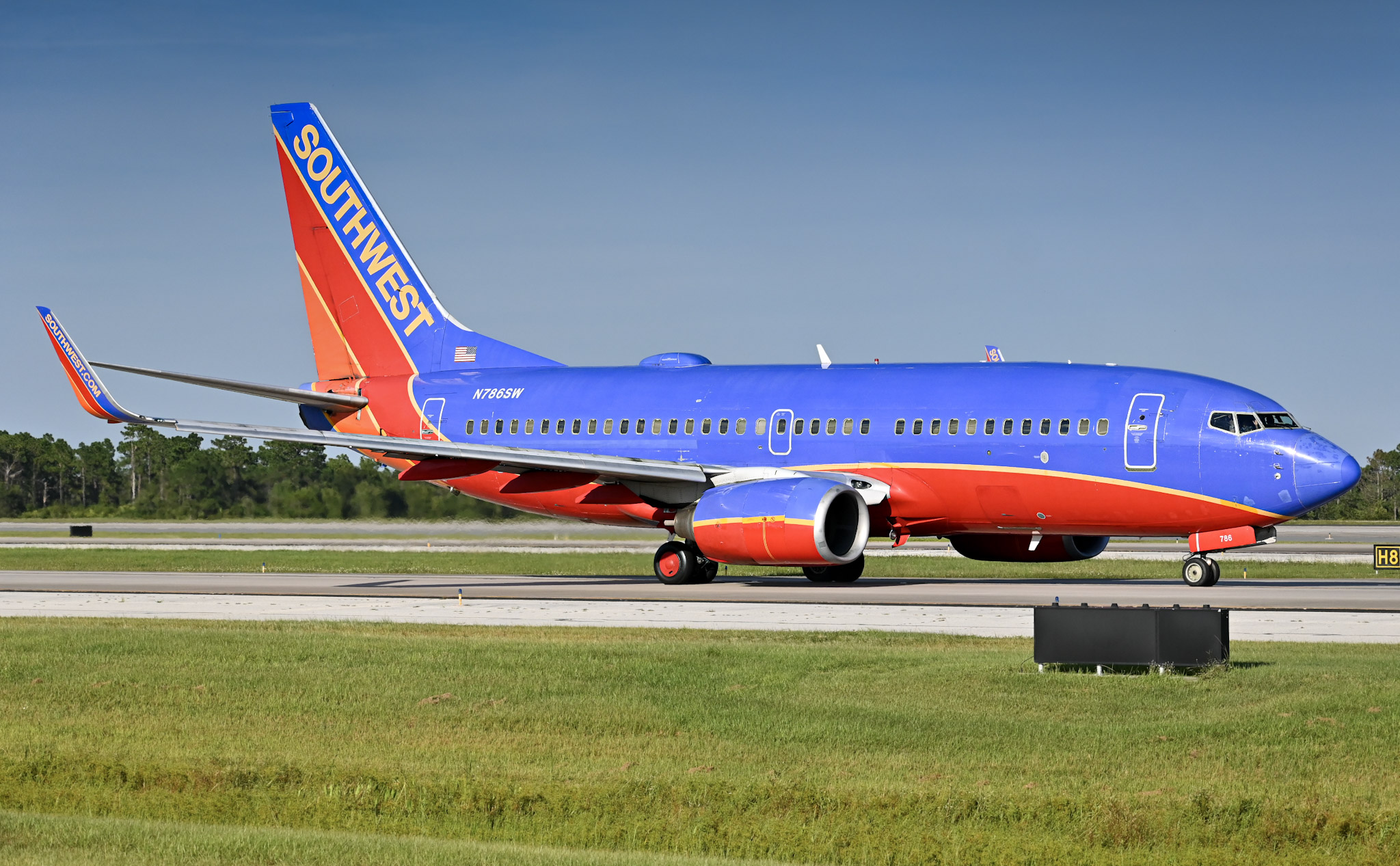 Full size: Southwest Airlines Boeing 737-700 N786SW at Orlando International Airport