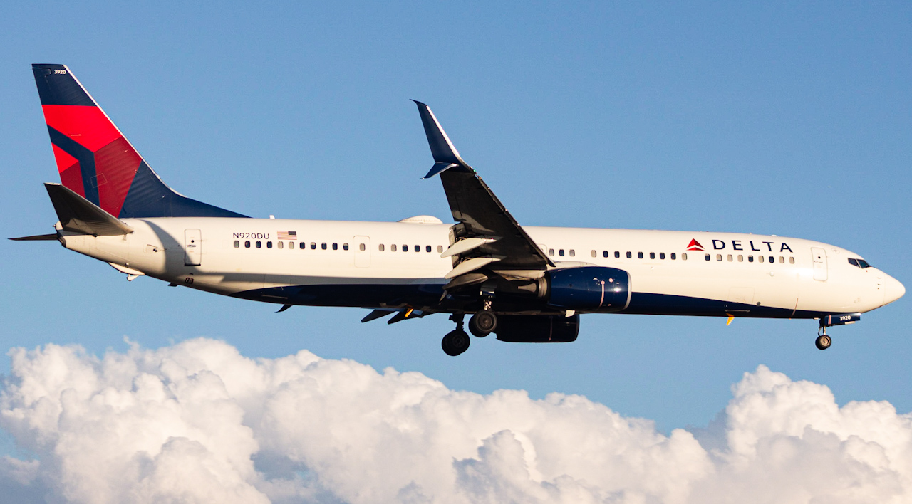 Full size: Delta Airlines Boeing 737-900ER N920DU at Tampa International Airport