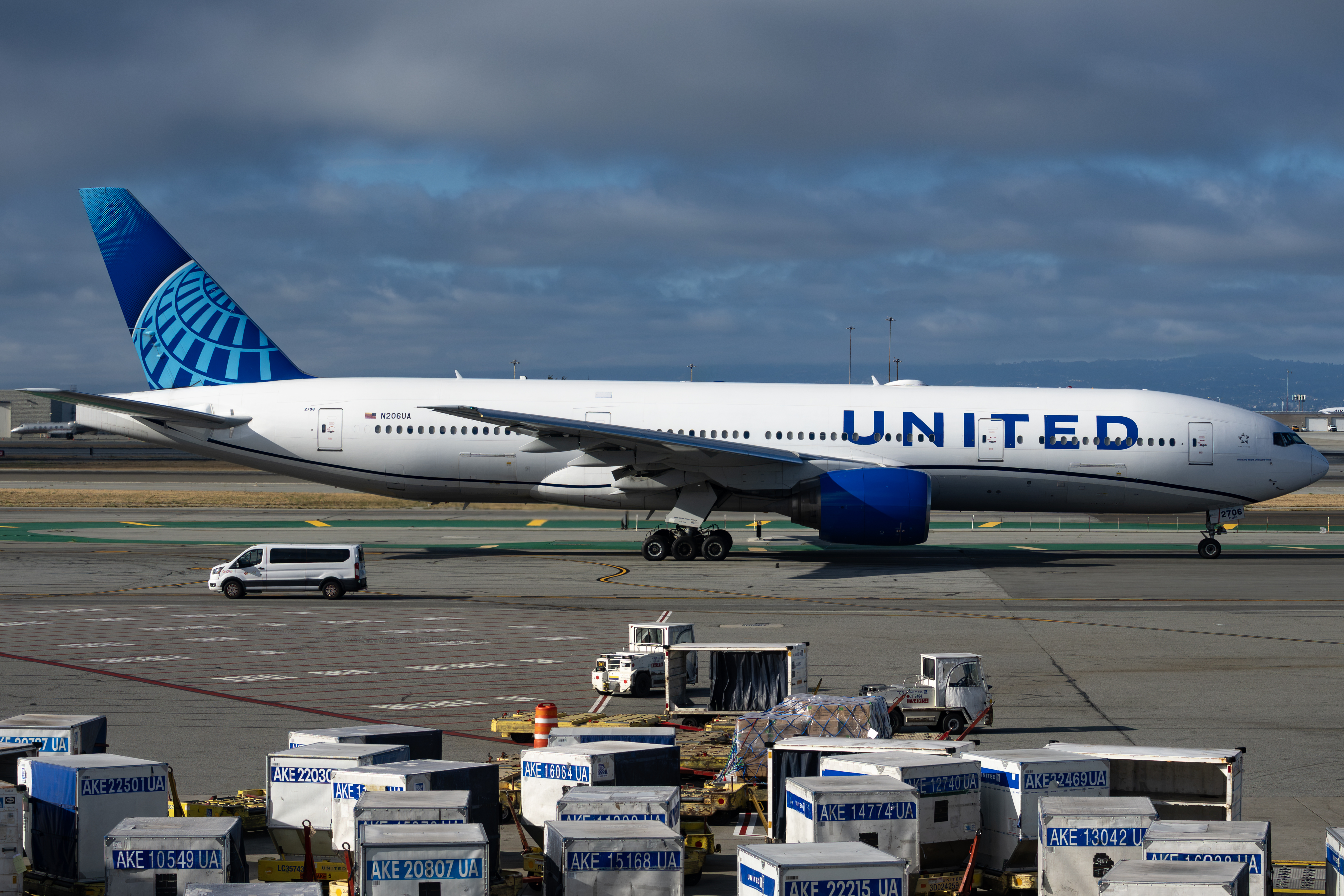 Full size: United Airlines Boeing 777-200ER N206UA at San Francisco International Airport