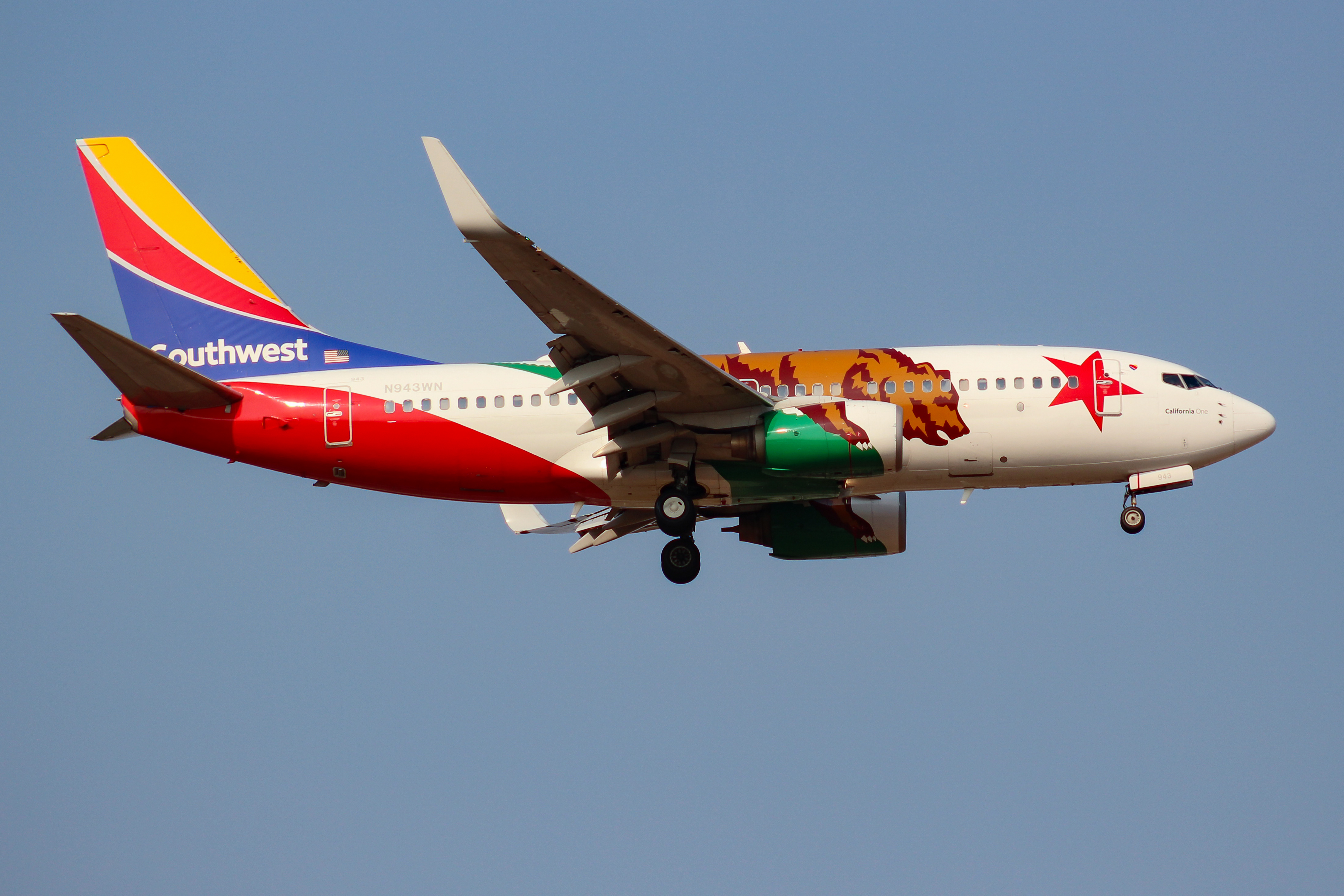 Full size: Southwest Airlines Boeing 737-700 N943WN at Boise Air Terminal/Gowen Field