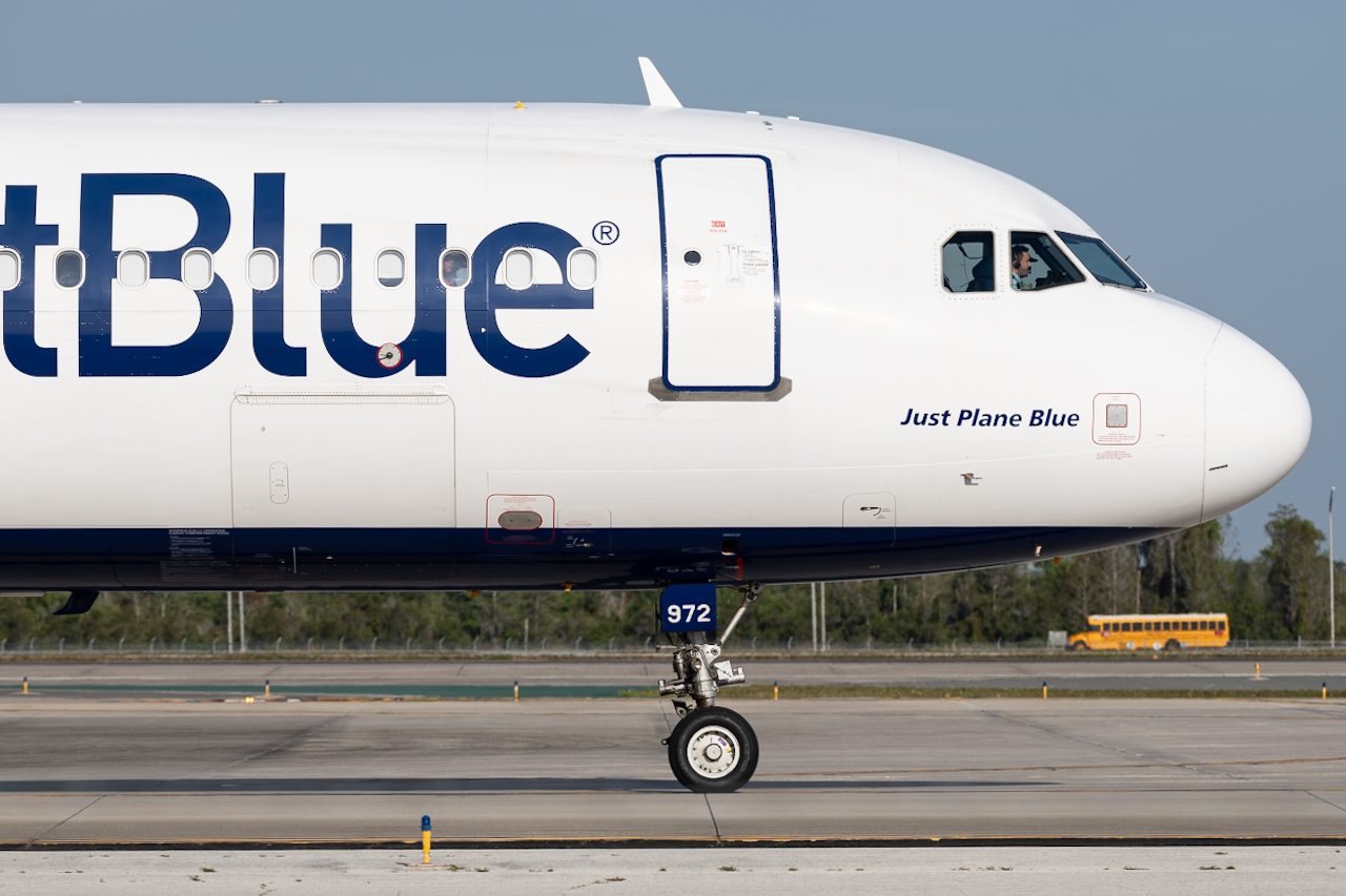 Full size: JetBlue Airways Airbus A321-200 N972JT at Orlando International Airport